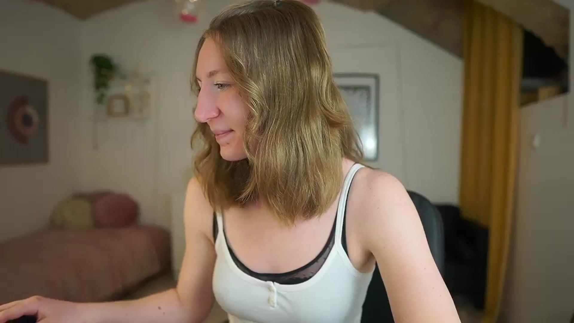Gallery image thumbnail from Samantha_Snt's myfreecams stream on, 03/08/2024, 13:21 image 9 of 20