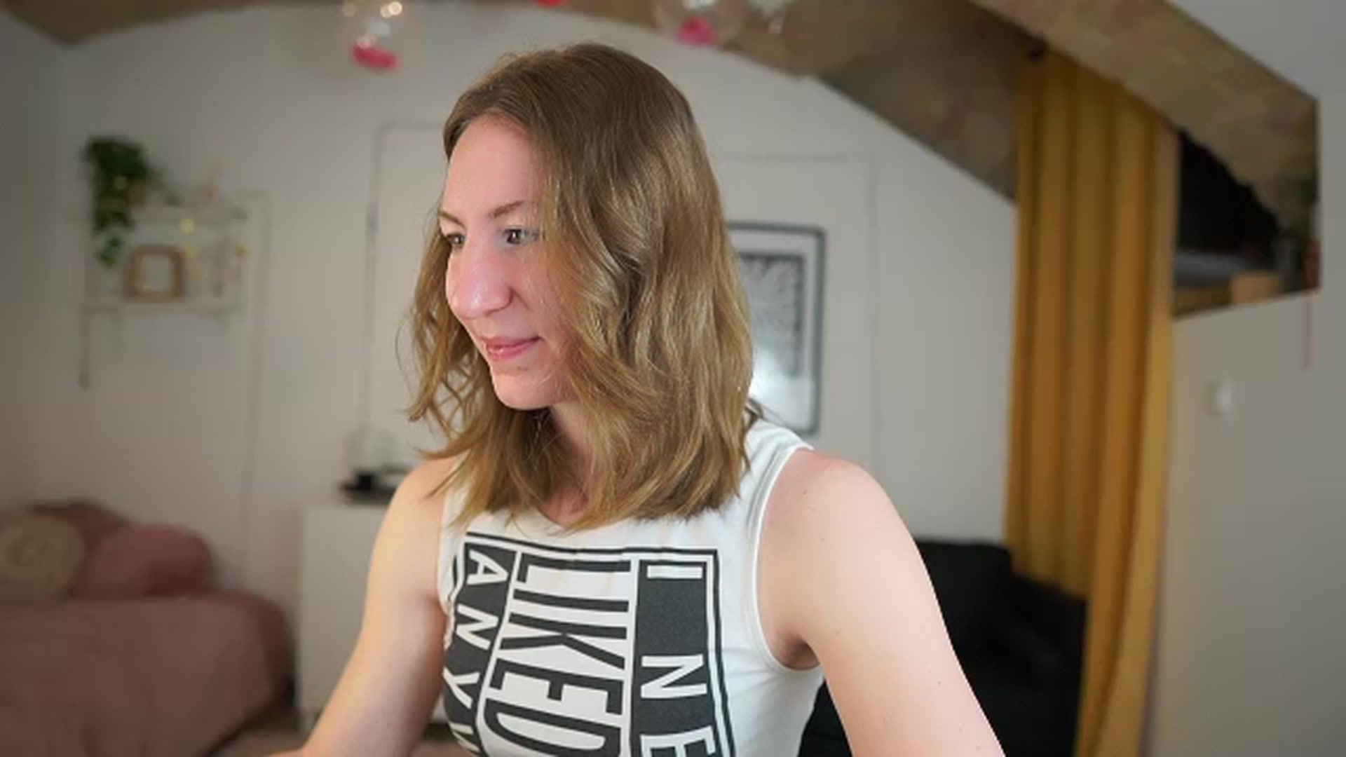 Gallery image thumbnail from Samantha_Snt's myfreecams stream on, 03/18/2024, 10:11 image 6 of 20