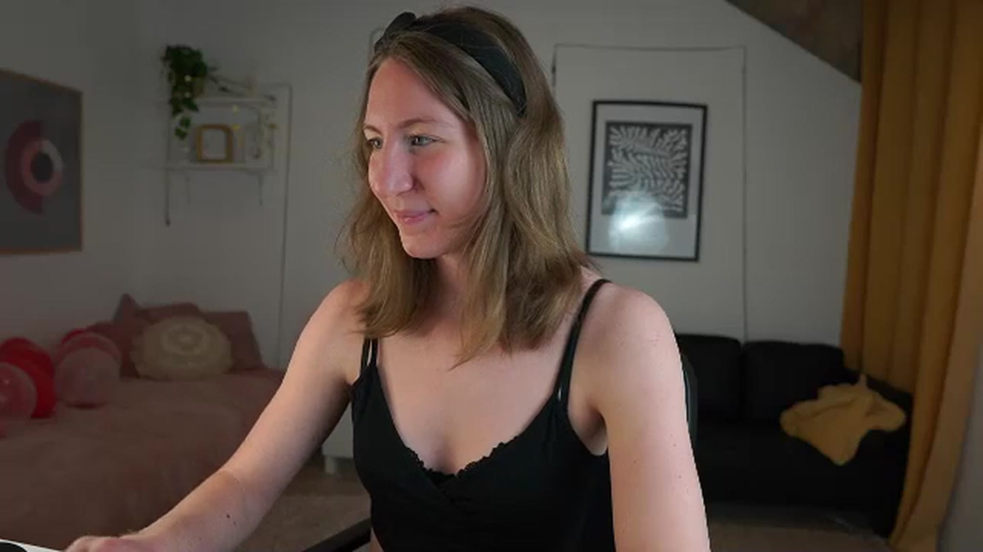 Gallery image thumbnail from Samantha_Snt's myfreecams stream on, 04/08/2024, 11:22 image 16 of 20