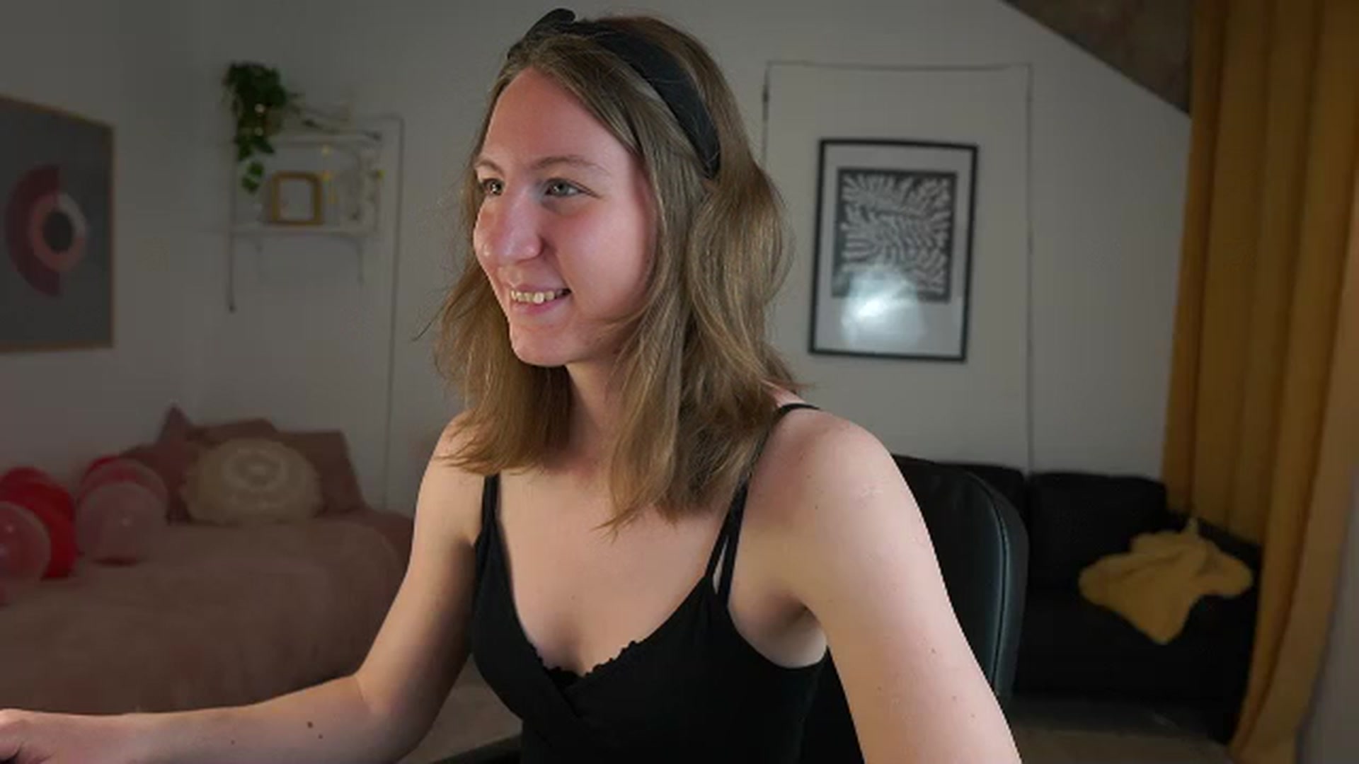 Gallery image thumbnail from Samantha_Snt's myfreecams stream on, 04/08/2024, 11:22 image 14 of 20