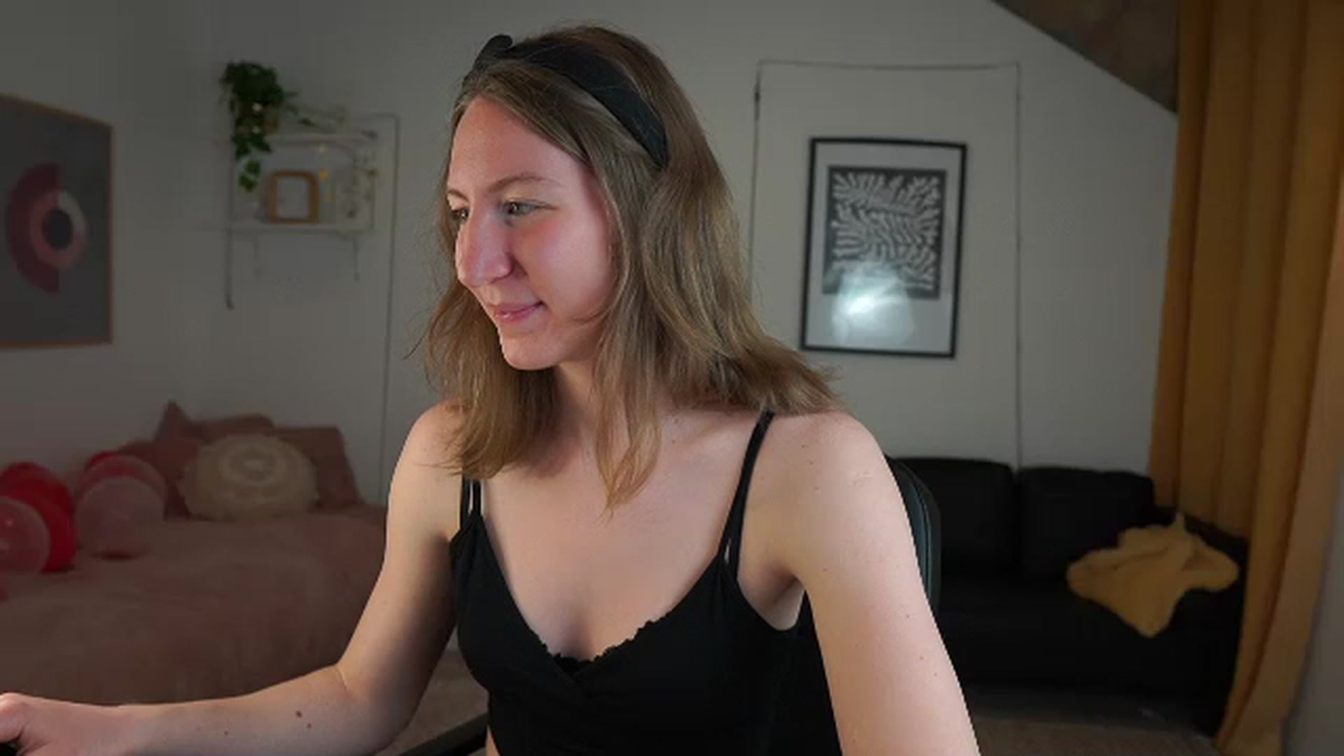 Gallery image thumbnail from Samantha_Snt's myfreecams stream on, 04/08/2024, 11:22 image 13 of 20