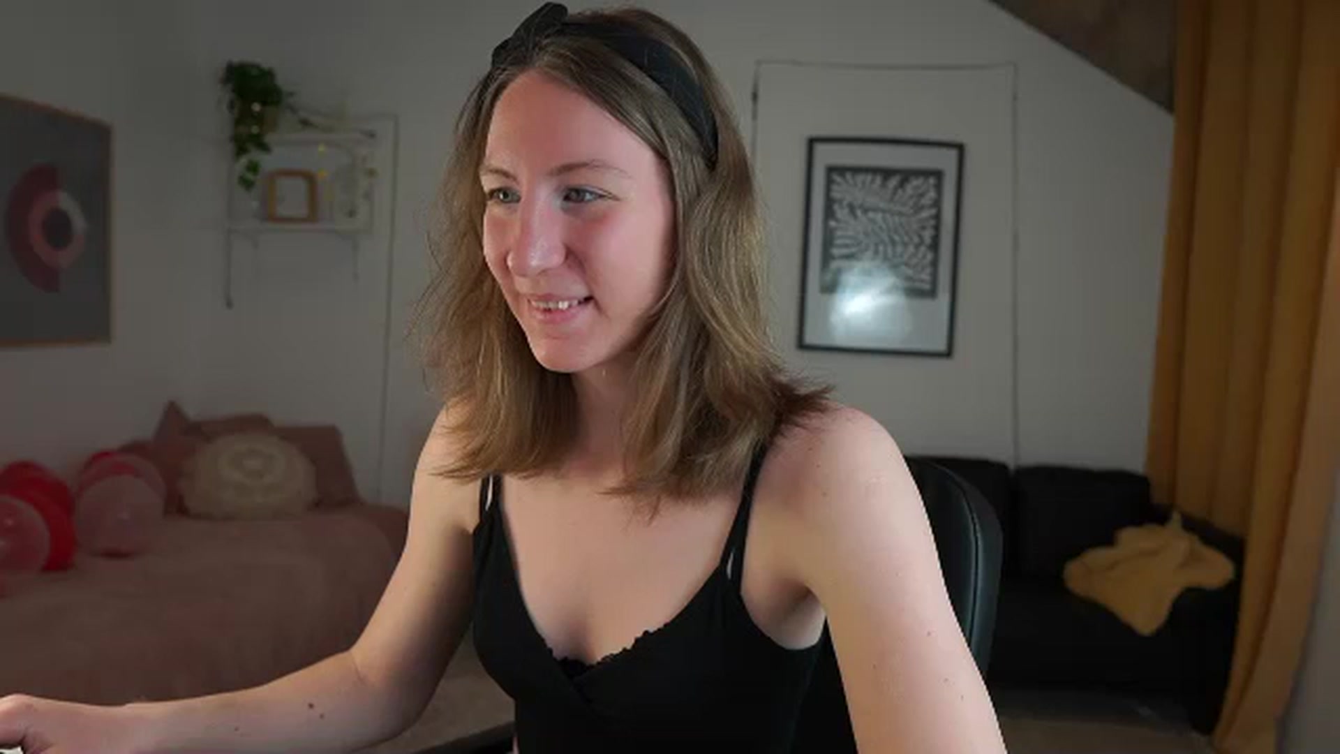 Gallery image thumbnail from Samantha_Snt's myfreecams stream on, 04/08/2024, 11:22 image 5 of 20