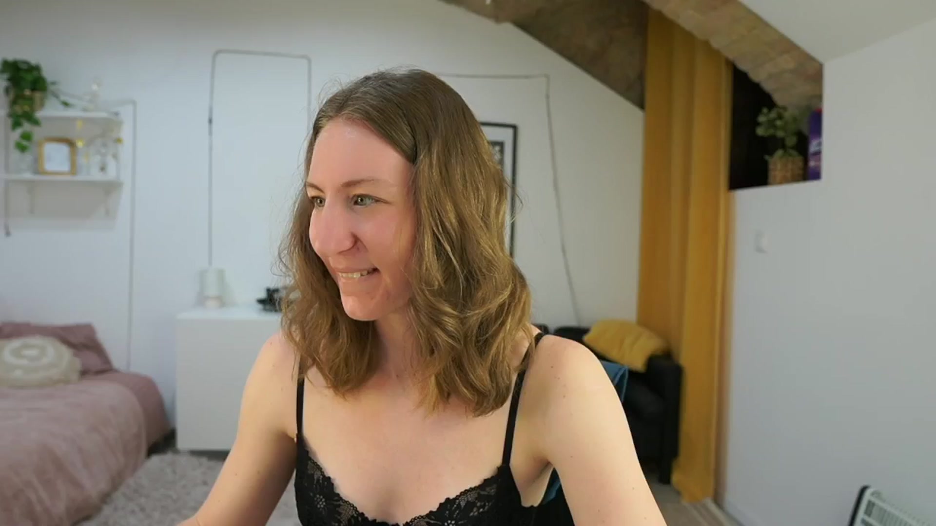 Gallery image thumbnail from Samantha_Snt's myfreecams stream on, 04/22/2024, 12:06 image 18 of 20