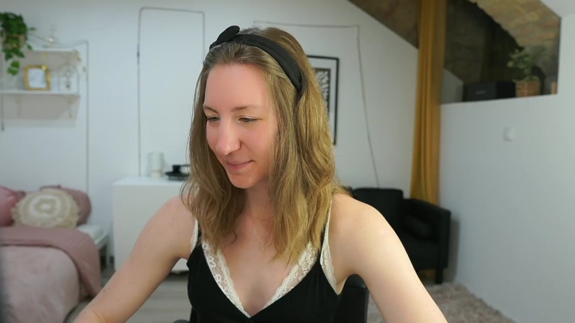 Gallery image thumbnail from Samantha_Snt's myfreecams stream on, 05/31/2024, 10:45 image 15 of 20