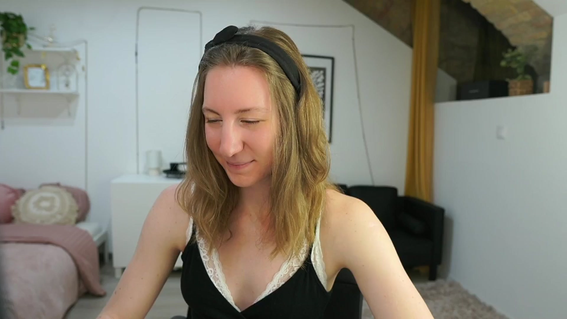 Gallery image thumbnail from Samantha_Snt's myfreecams stream on, 05/31/2024, 10:45 image 14 of 20