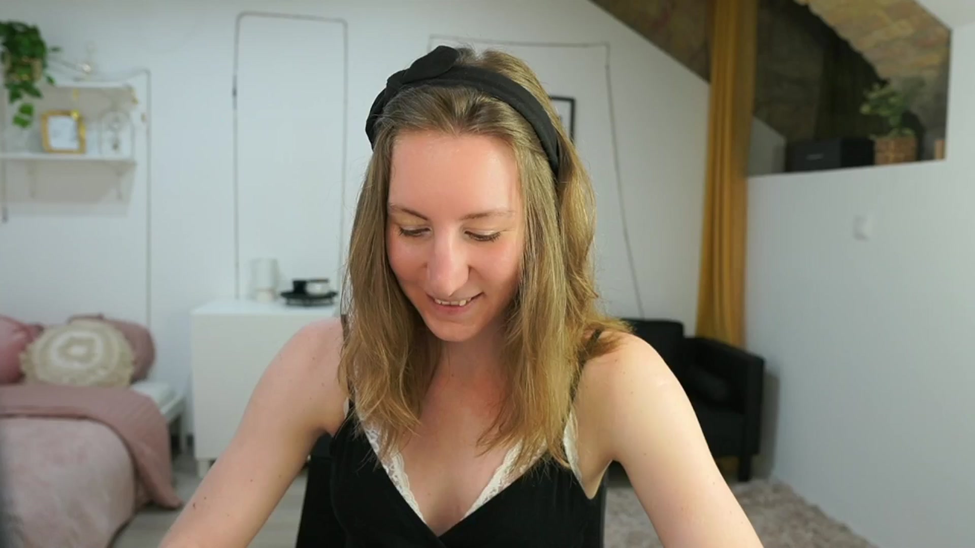 Gallery image thumbnail from Samantha_Snt's myfreecams stream on, 05/31/2024, 13:02 image 4 of 20