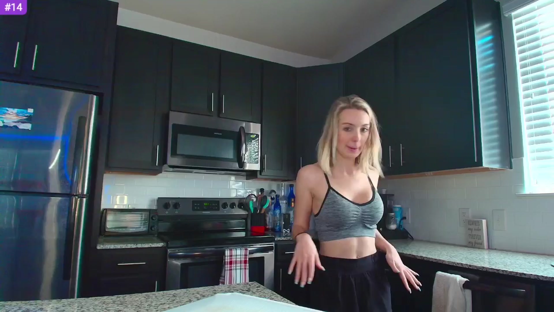 Gallery image thumbnail from Sammy_gray's myfreecams stream on, 04/12/2024, 24:42 image 16 of 20