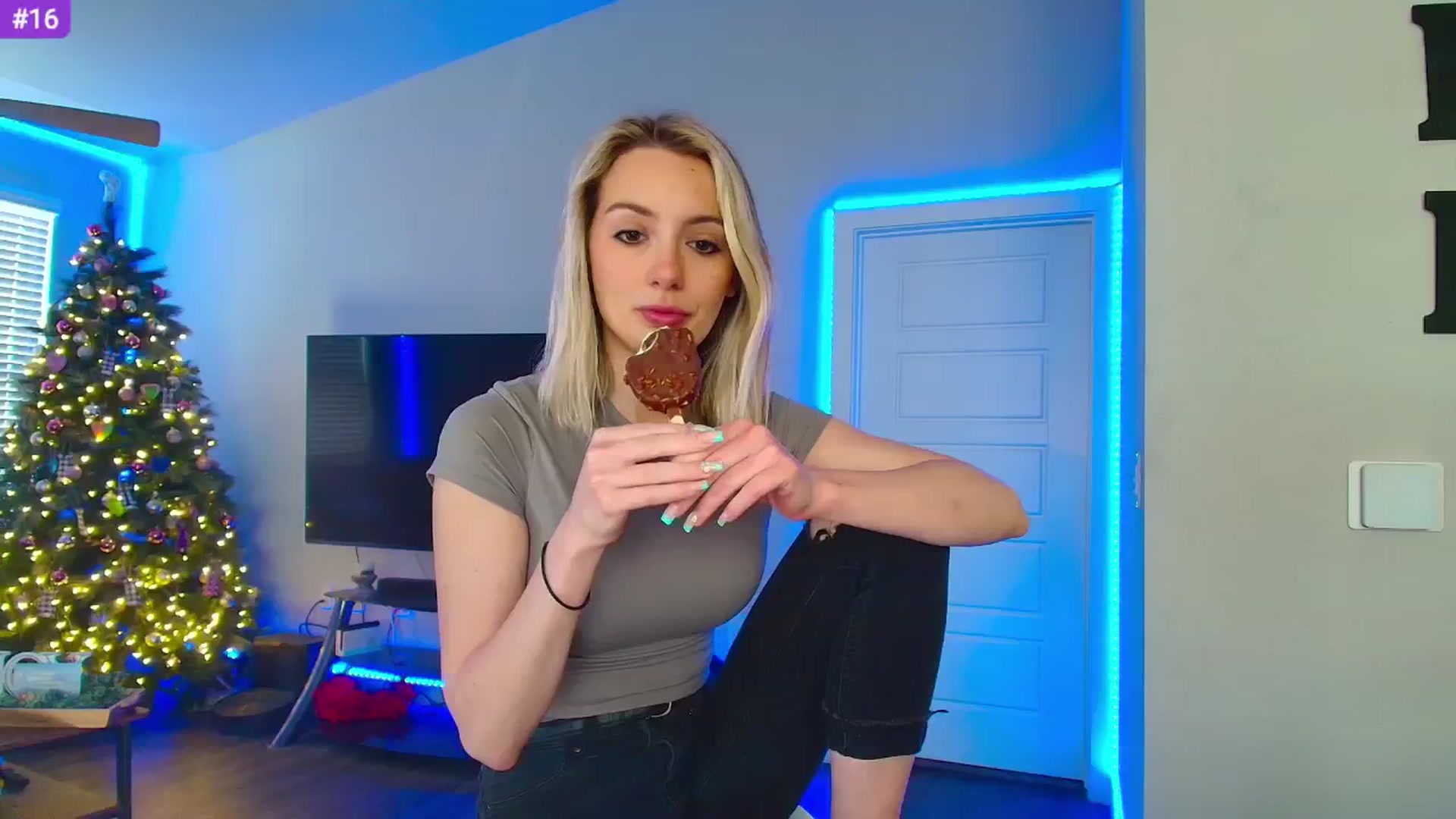 Gallery image thumbnail from Sammy_gray's myfreecams stream on, 04/16/2024, 24:03 image 5 of 20