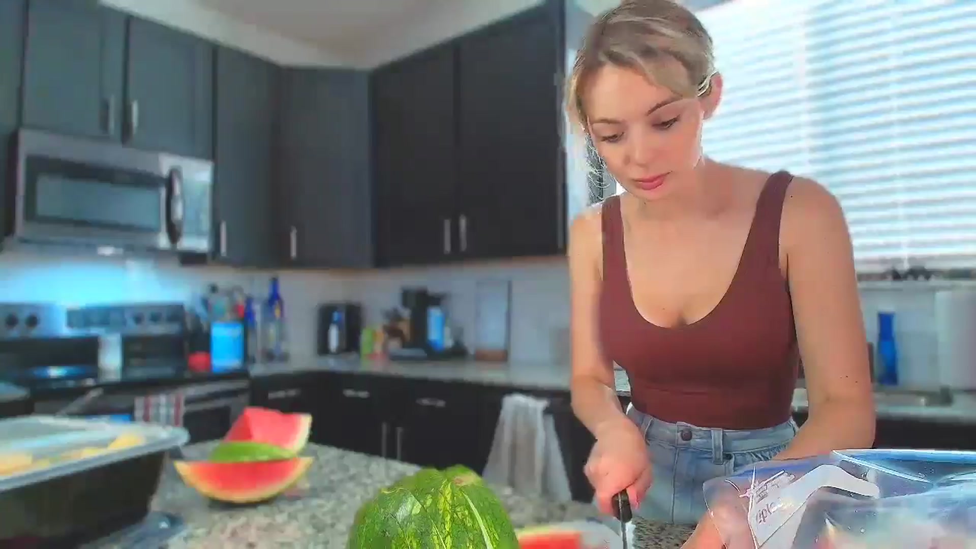 Gallery image thumbnail from Sammy_gray's myfreecams stream on, 05/25/2024, 24:24 image 19 of 20