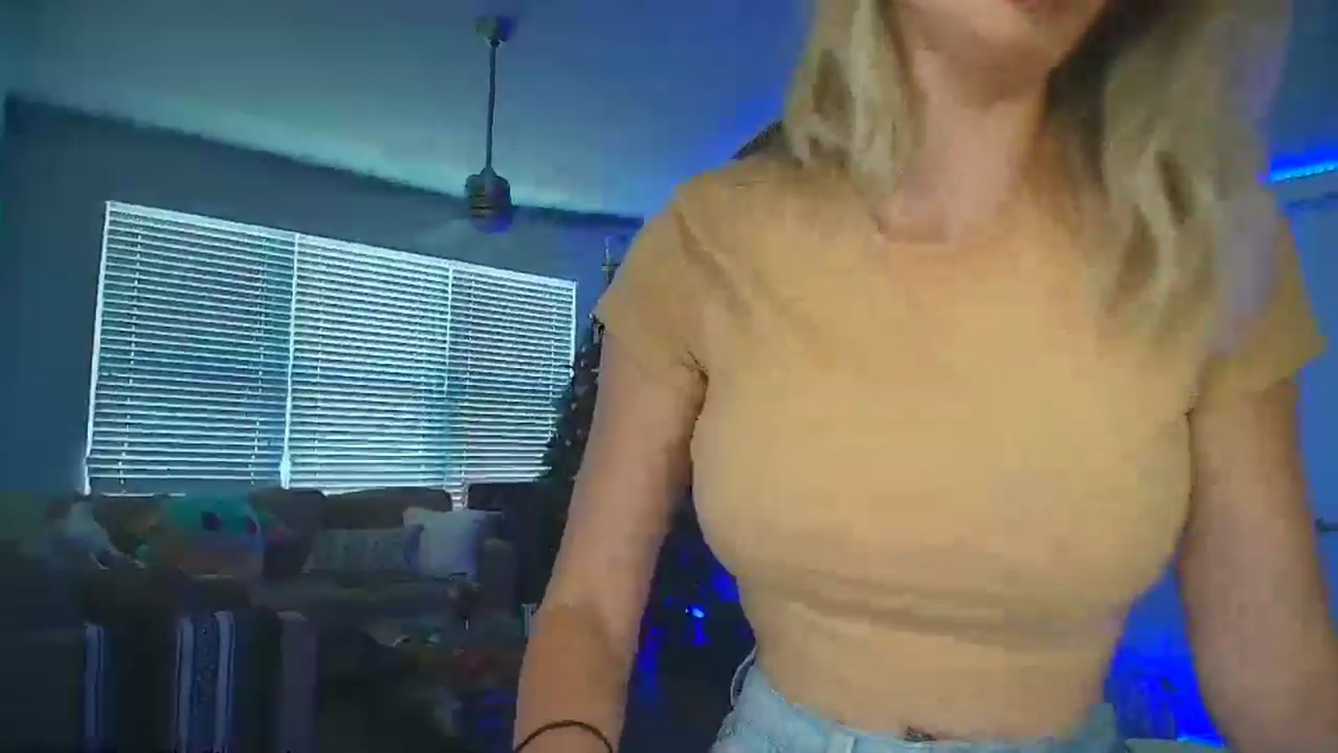 Gallery image thumbnail from Sammy_gray's myfreecams stream on, 06/08/2024, 24:34 image 18 of 20