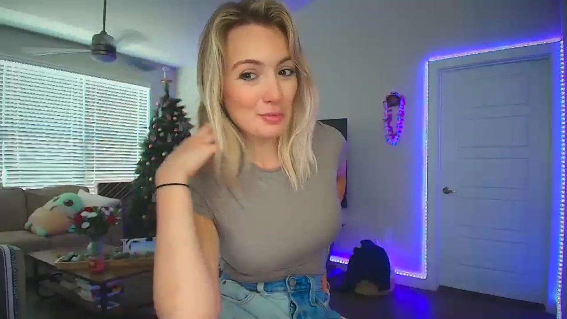 Gallery image thumbnail from Sammy_gray's myfreecams stream on, 06/21/2024, 23:27 image 6 of 20