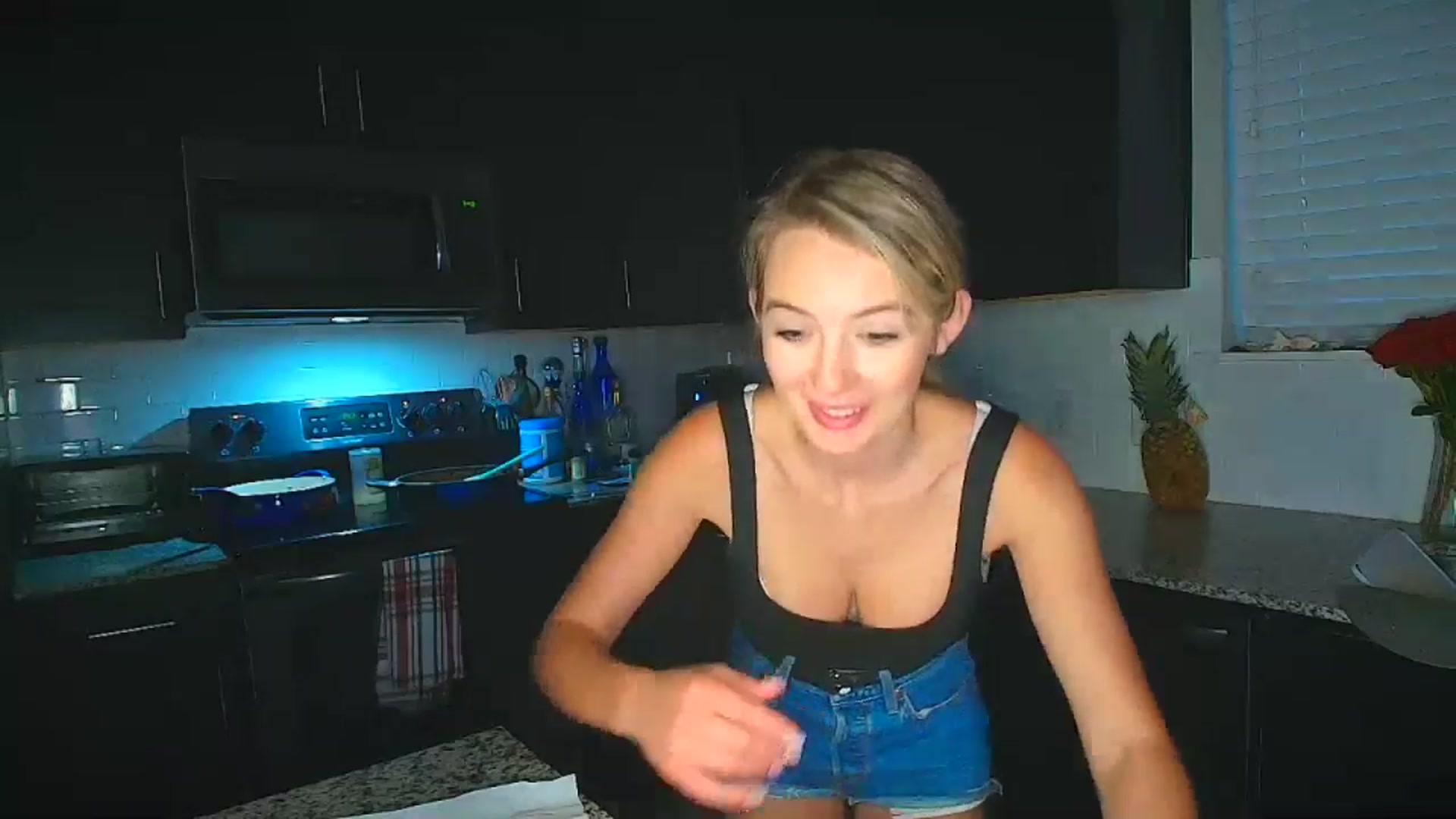 Gallery image thumbnail from Sammy_gray's myfreecams stream on, 07/25/2024, 03:39 image 6 of 20