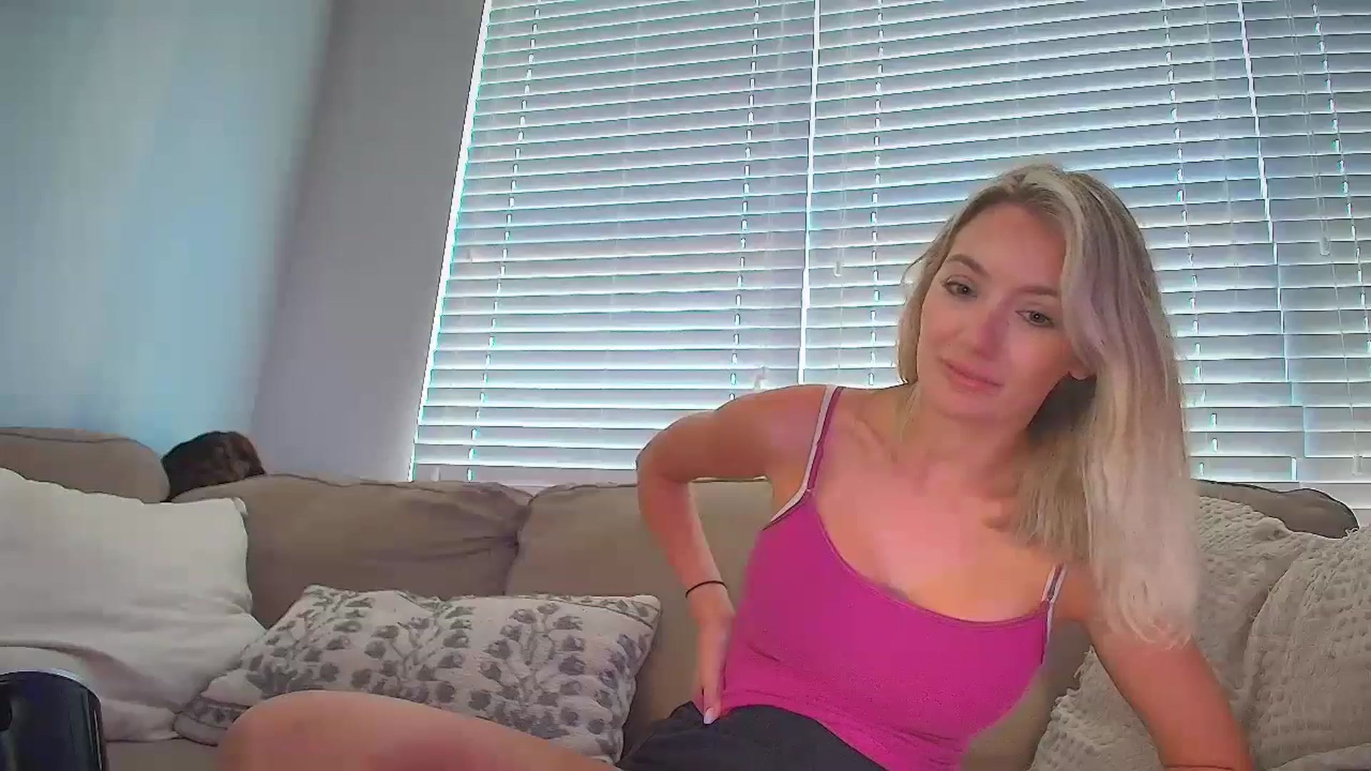 Gallery image thumbnail from Sammy_gray's myfreecams stream on, 08/06/2024, 24:03 image 17 of 20