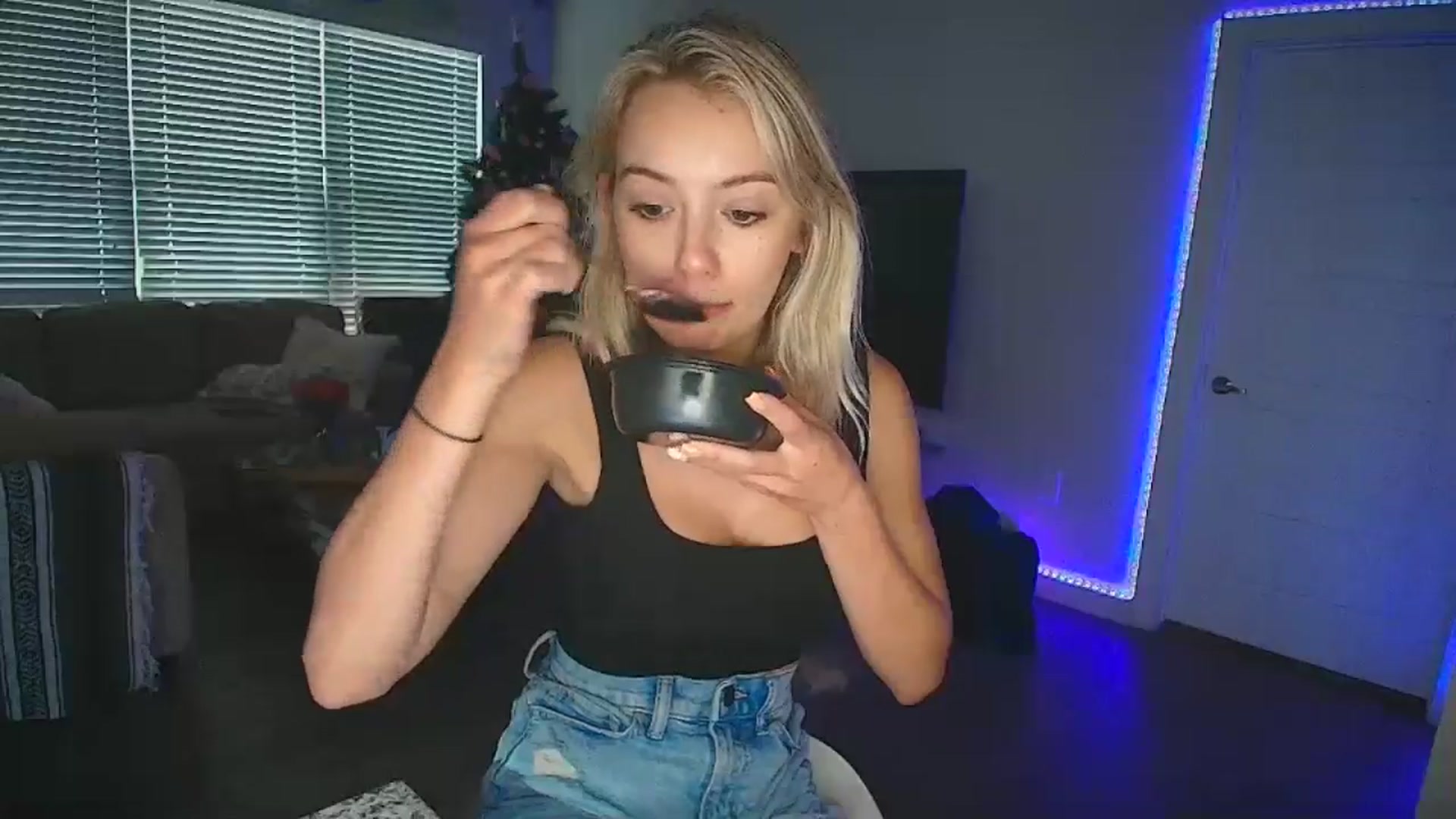 Gallery image thumbnail from Sammy_gray's myfreecams stream on, 08/07/2024, 24:05 image 17 of 20