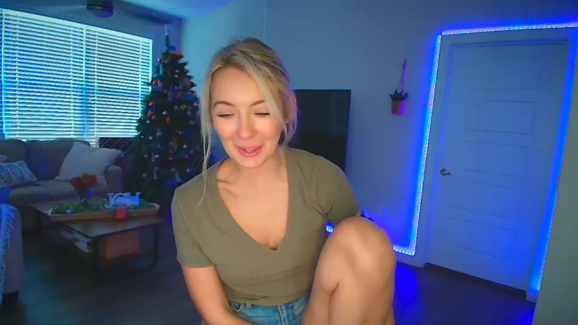 Gallery image thumbnail from Sammy_gray's myfreecams stream on, 08/17/2024, 24:17 image 18 of 20