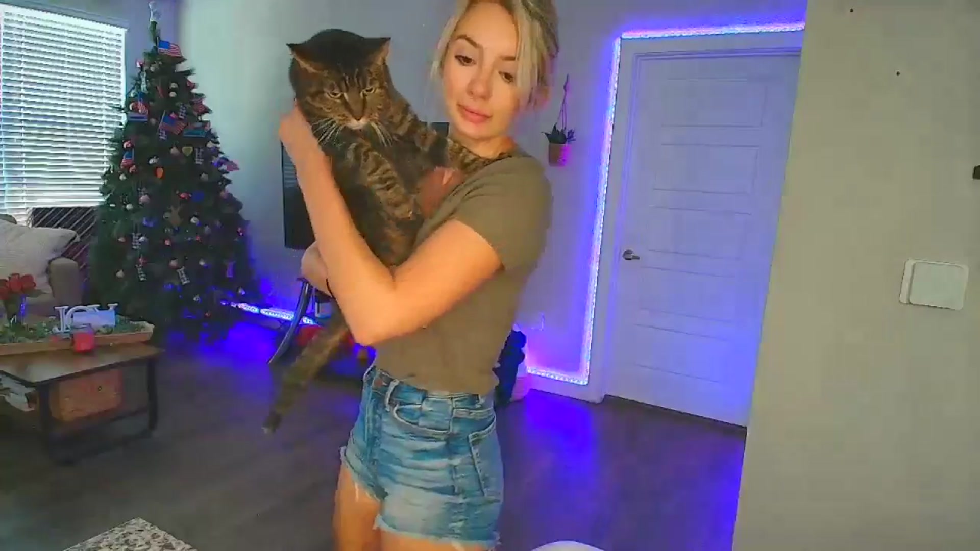 Gallery image thumbnail from Sammy_gray's myfreecams stream on, 08/17/2024, 24:17 image 6 of 20