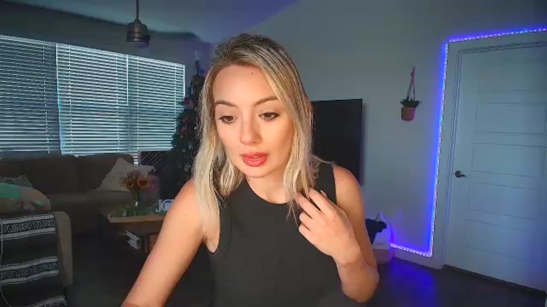 Gallery image thumbnail from Sammy_gray's myfreecams stream on, 08/28/2024, 24:25 image 1 of 20