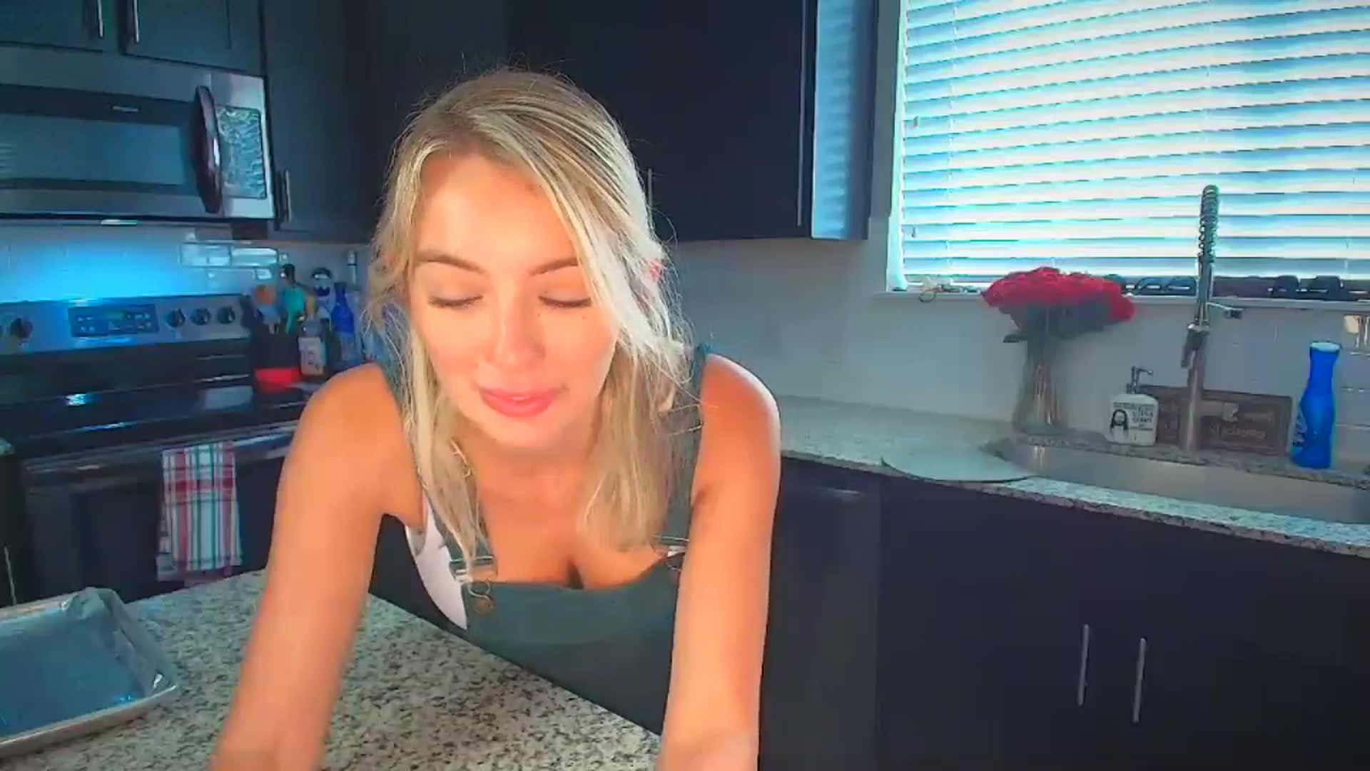 Gallery image thumbnail from Sammy_gray's myfreecams stream on, 08/29/2024, 24:04 image 13 of 20