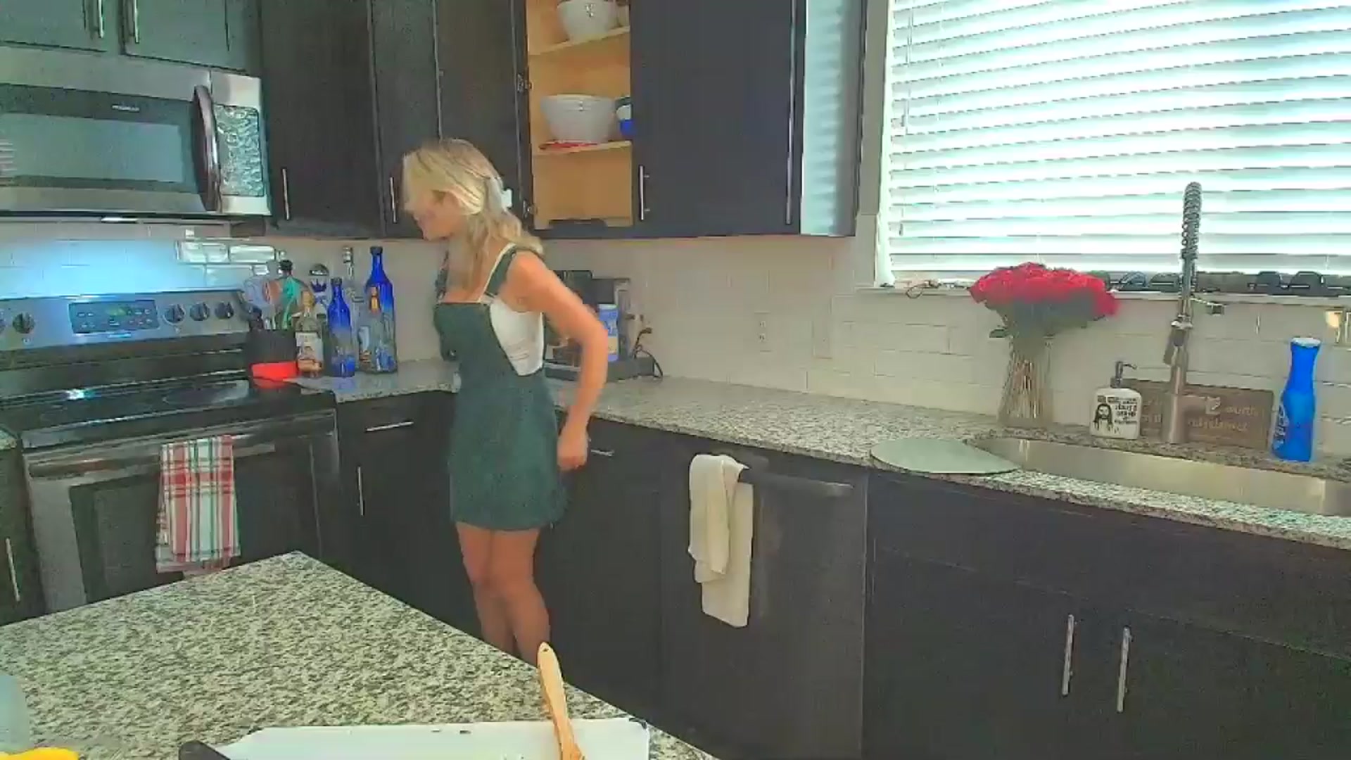 Gallery image thumbnail from Sammy_gray's myfreecams stream on, 08/29/2024, 24:04 image 7 of 20