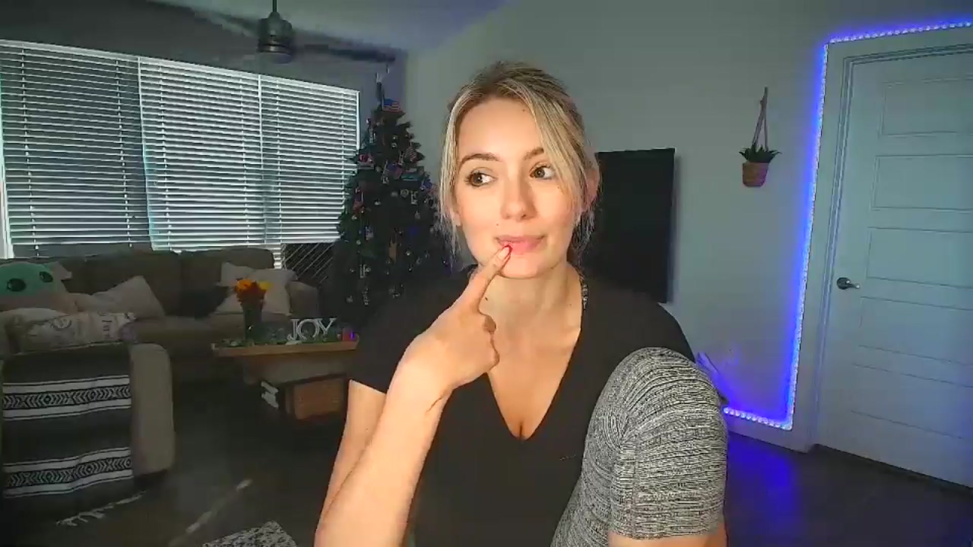 Gallery image thumbnail from Sammy_gray's myfreecams stream on, 09/11/2024, 24:40 image 6 of 20