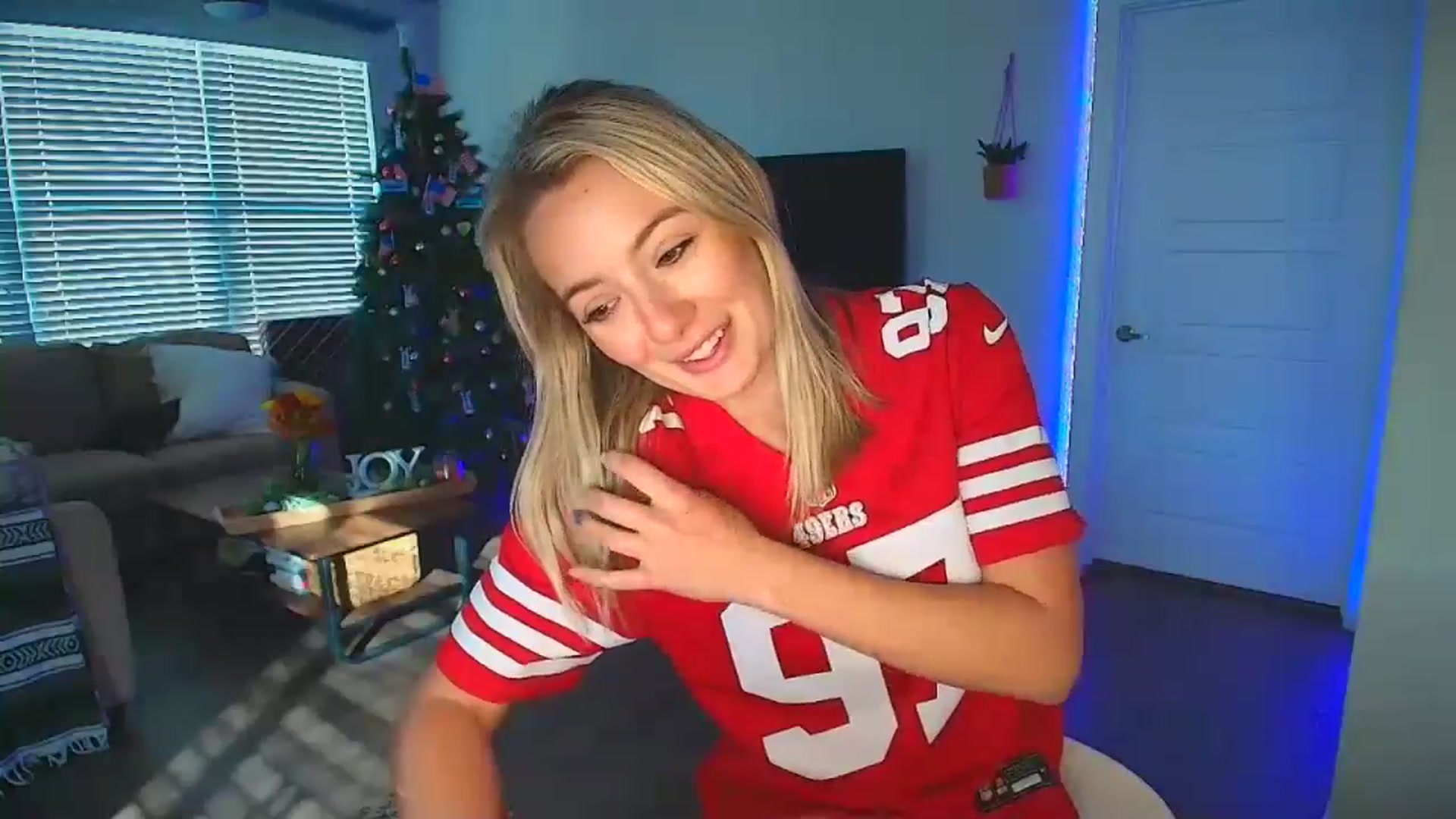 Gallery image thumbnail from Sammy_gray's myfreecams stream on, 09/16/2024, 24:15 image 14 of 20