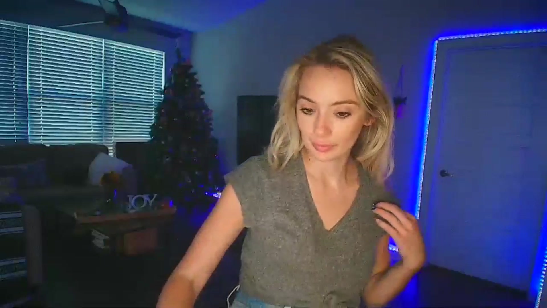Gallery image thumbnail from Sammy_gray's myfreecams stream on, 09/21/2024, 04:43 image 6 of 20