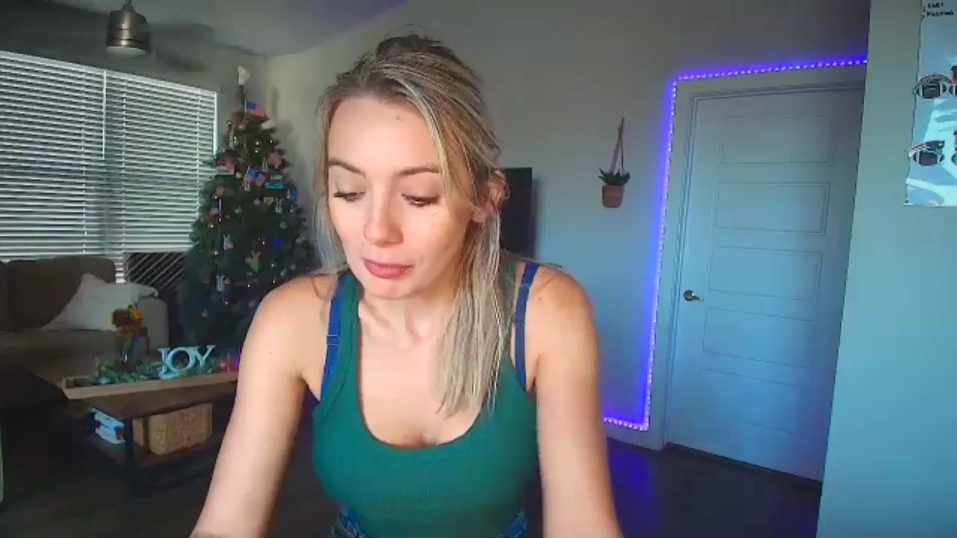 Gallery image thumbnail from Sammy_gray's myfreecams stream on, 09/23/2024, 23:13 image 6 of 20