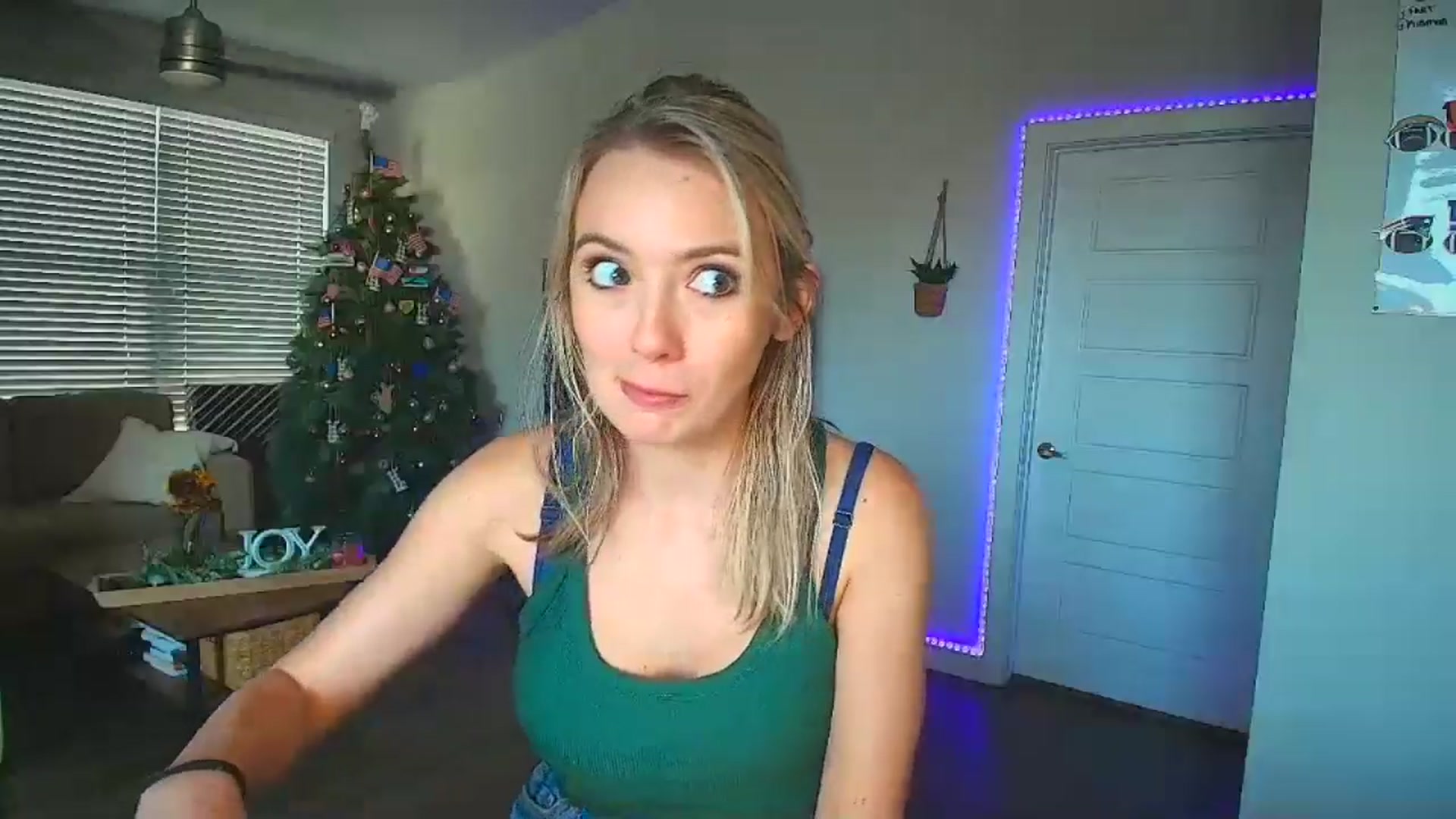 Gallery image thumbnail from Sammy_gray's myfreecams stream on, 09/23/2024, 23:13 image 12 of 20