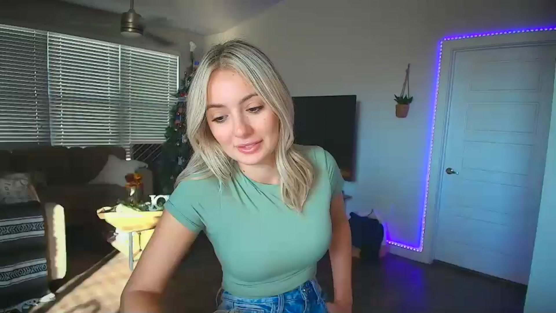 Gallery image thumbnail from Sammy_gray's myfreecams stream on, 09/25/2024, 24:02 image 18 of 20