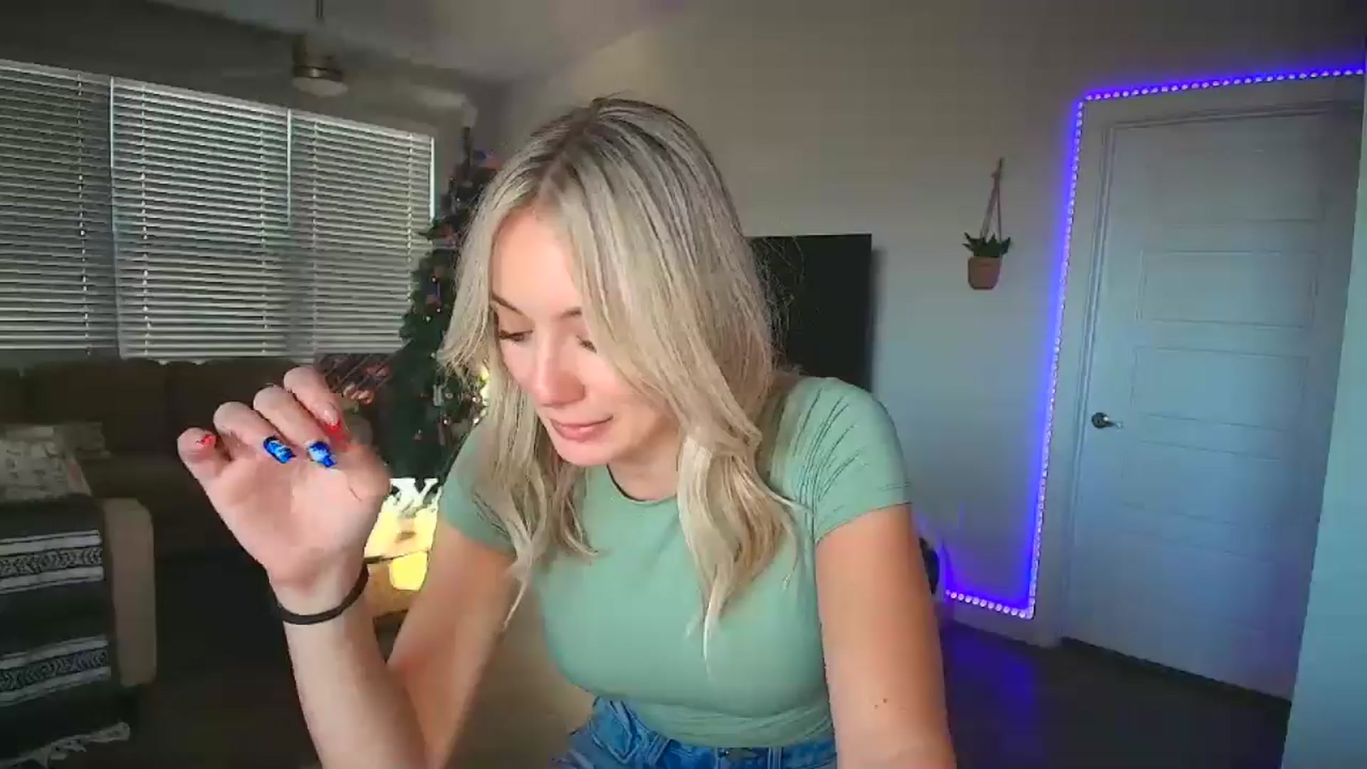 Gallery image thumbnail from Sammy_gray's myfreecams stream on, 09/25/2024, 24:44 image 11 of 20