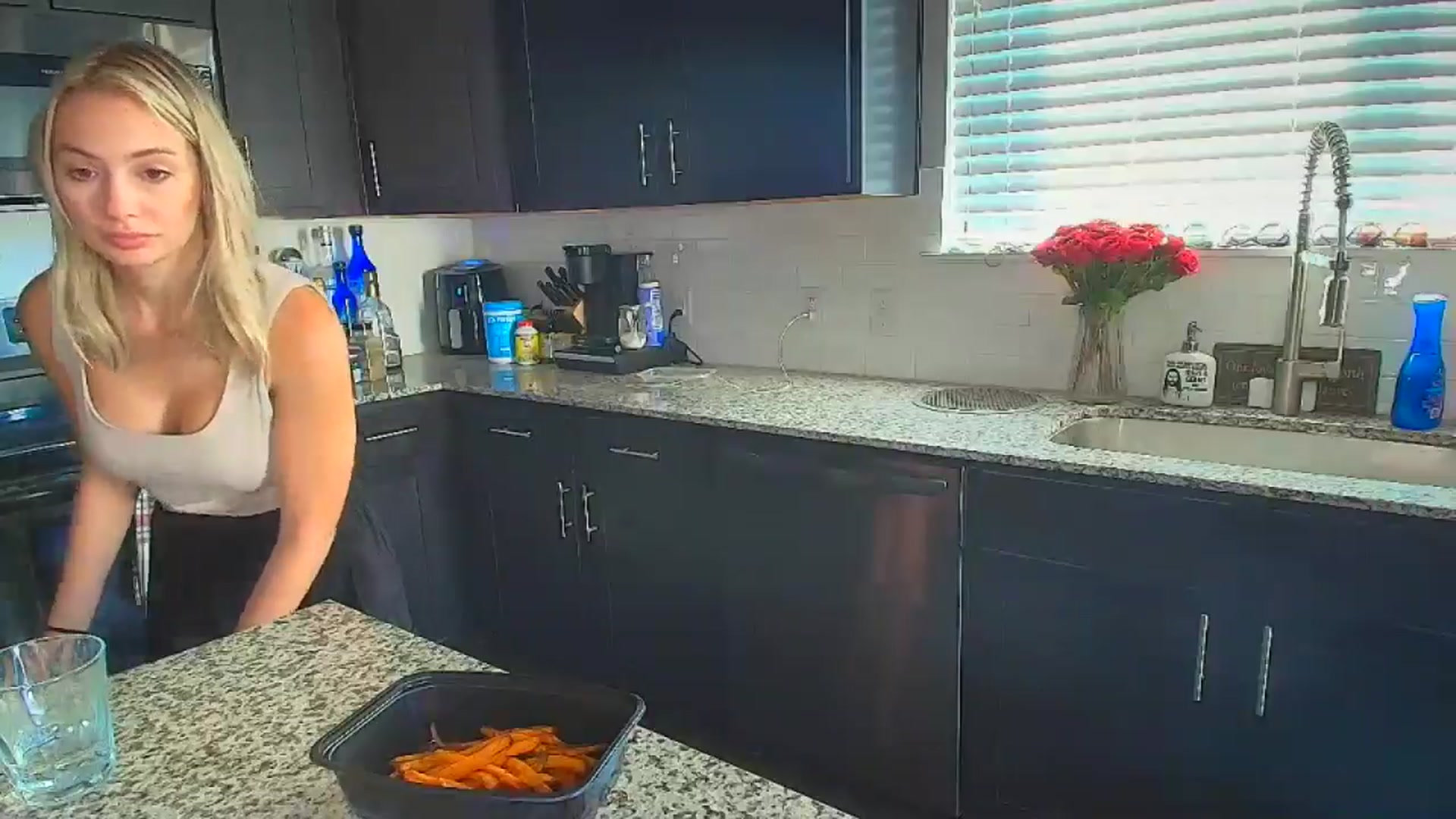 Gallery image thumbnail from Sammy_gray's myfreecams stream on, 09/26/2024, 24:47 image 11 of 20