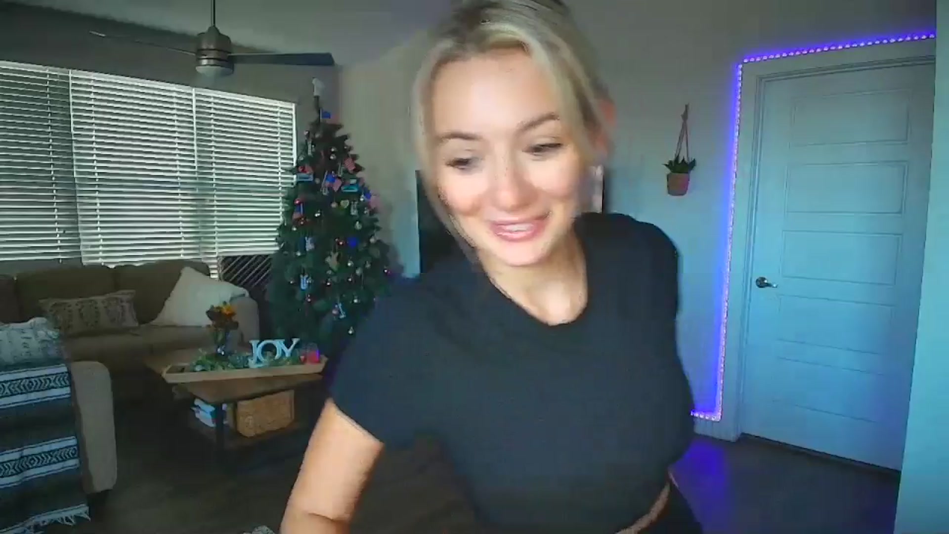 Gallery image thumbnail from Sammy_gray's myfreecams stream on, 09/27/2024, 23:36 image 2 of 20