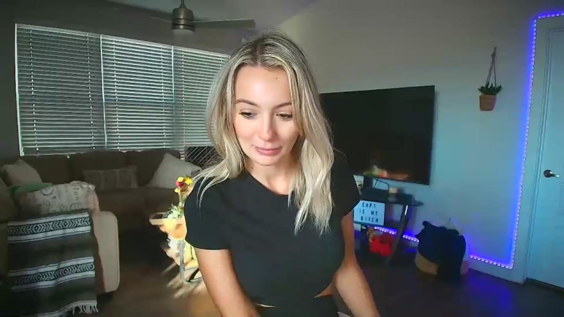 Gallery image thumbnail from Sammy_gray's myfreecams stream on, 09/28/2024, 01:09 image 2 of 20