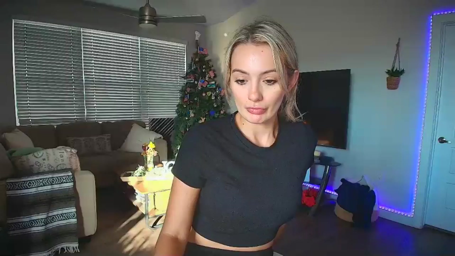 Gallery image thumbnail from Sammy_gray's myfreecams stream on, 09/28/2024, 01:09 image 1 of 20