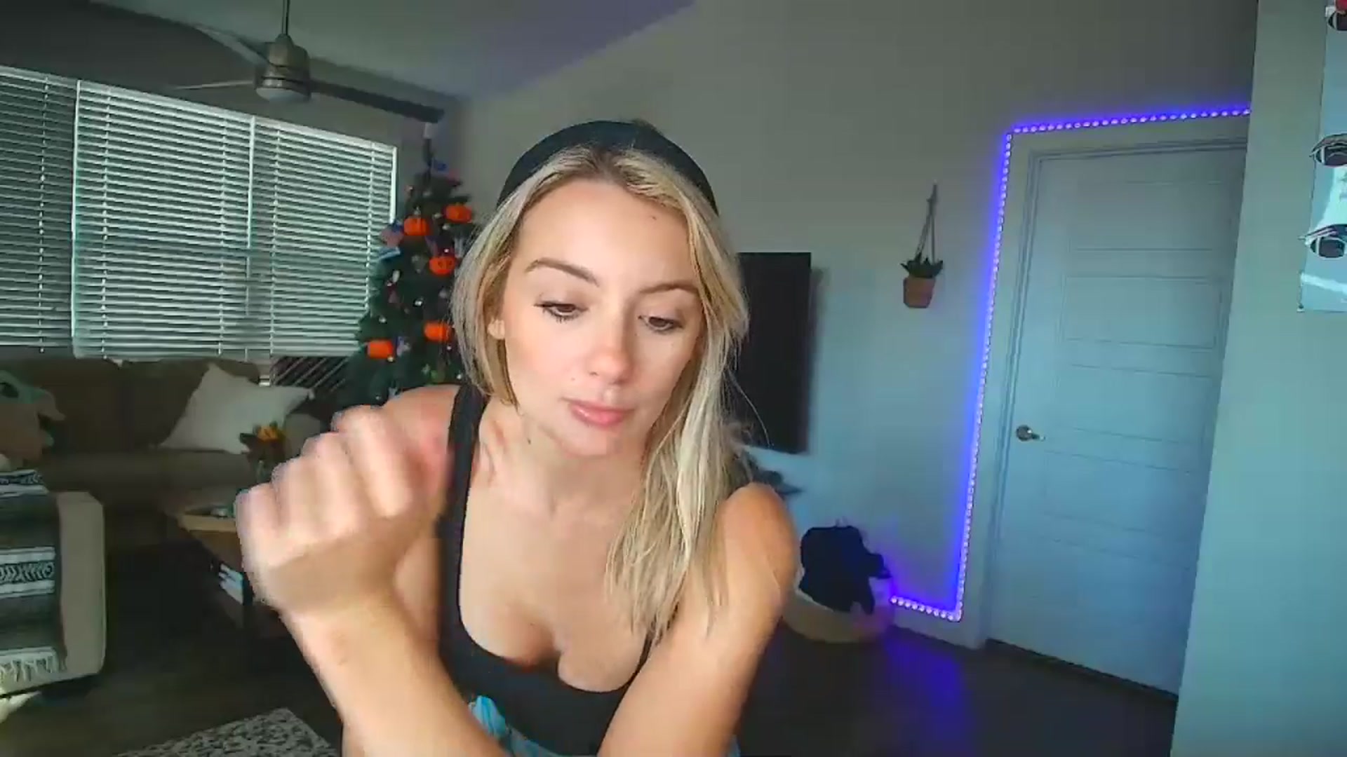 Gallery image thumbnail from Sammy_gray's myfreecams stream on, 10/04/2024, 24:03 image 12 of 20