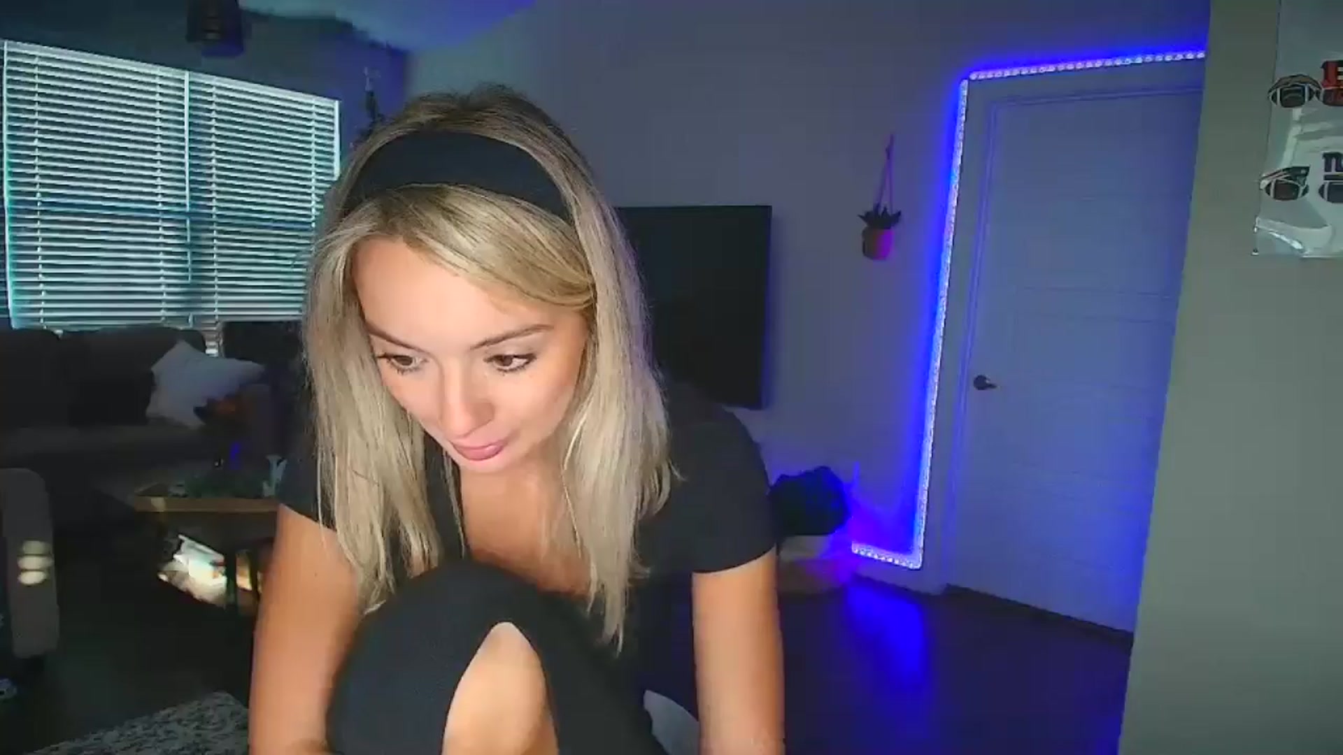 Gallery image thumbnail from Sammy_gray's myfreecams stream on, 10/05/2024, 24:05 image 18 of 20
