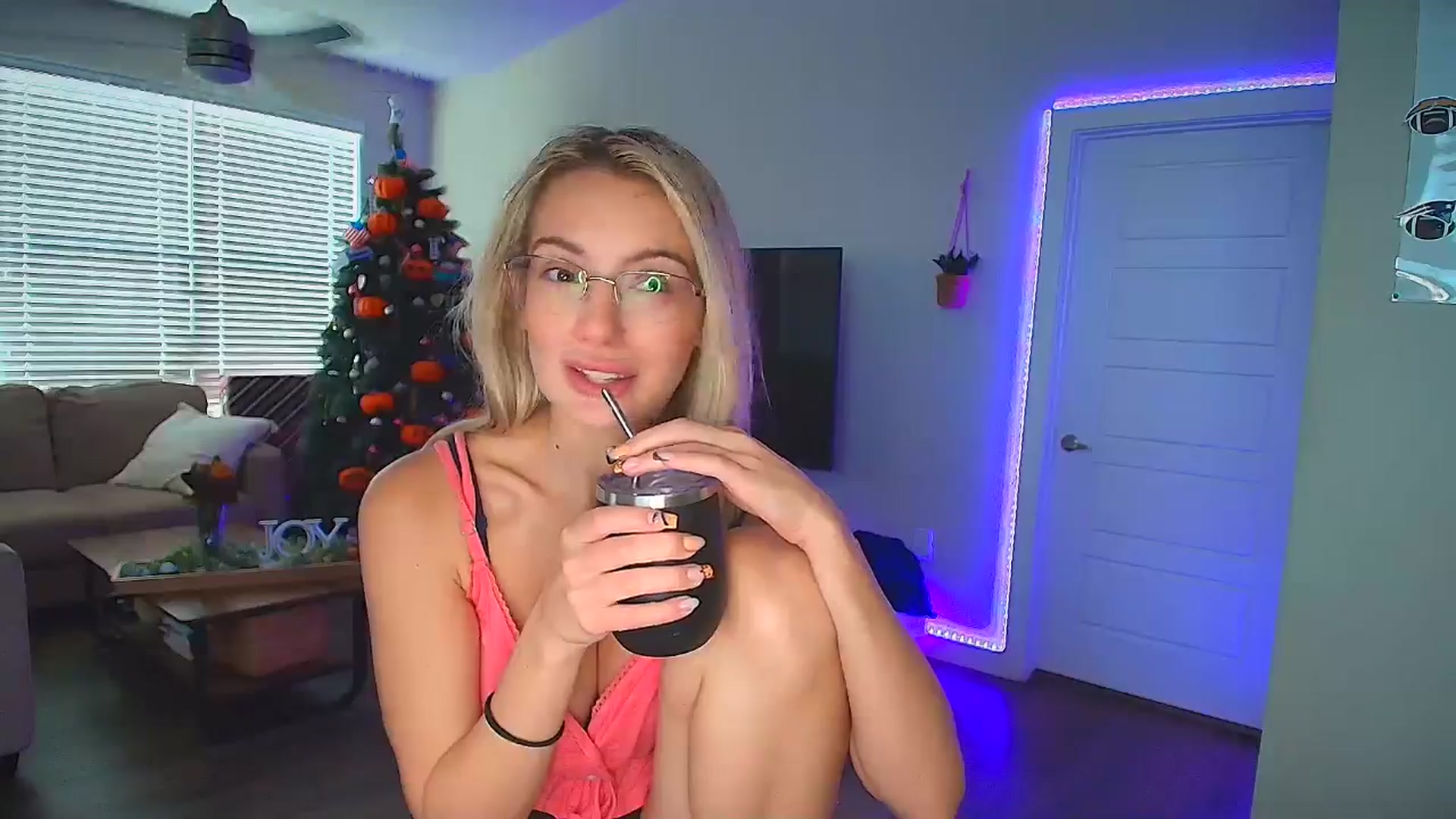 Gallery image thumbnail from Sammy_gray's myfreecams stream on, 10/12/2024, 22:22 image 12 of 20