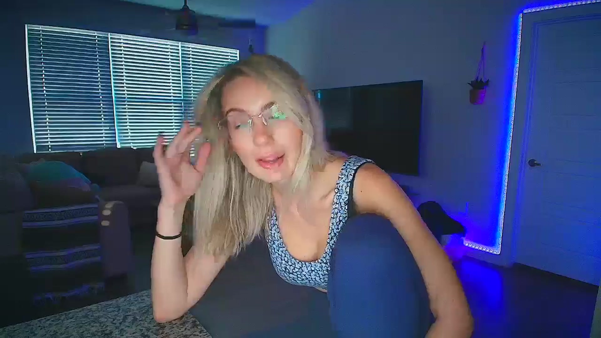 Gallery image thumbnail from Sammy_gray's myfreecams stream on, 10/15/2024, 24:18 image 14 of 20