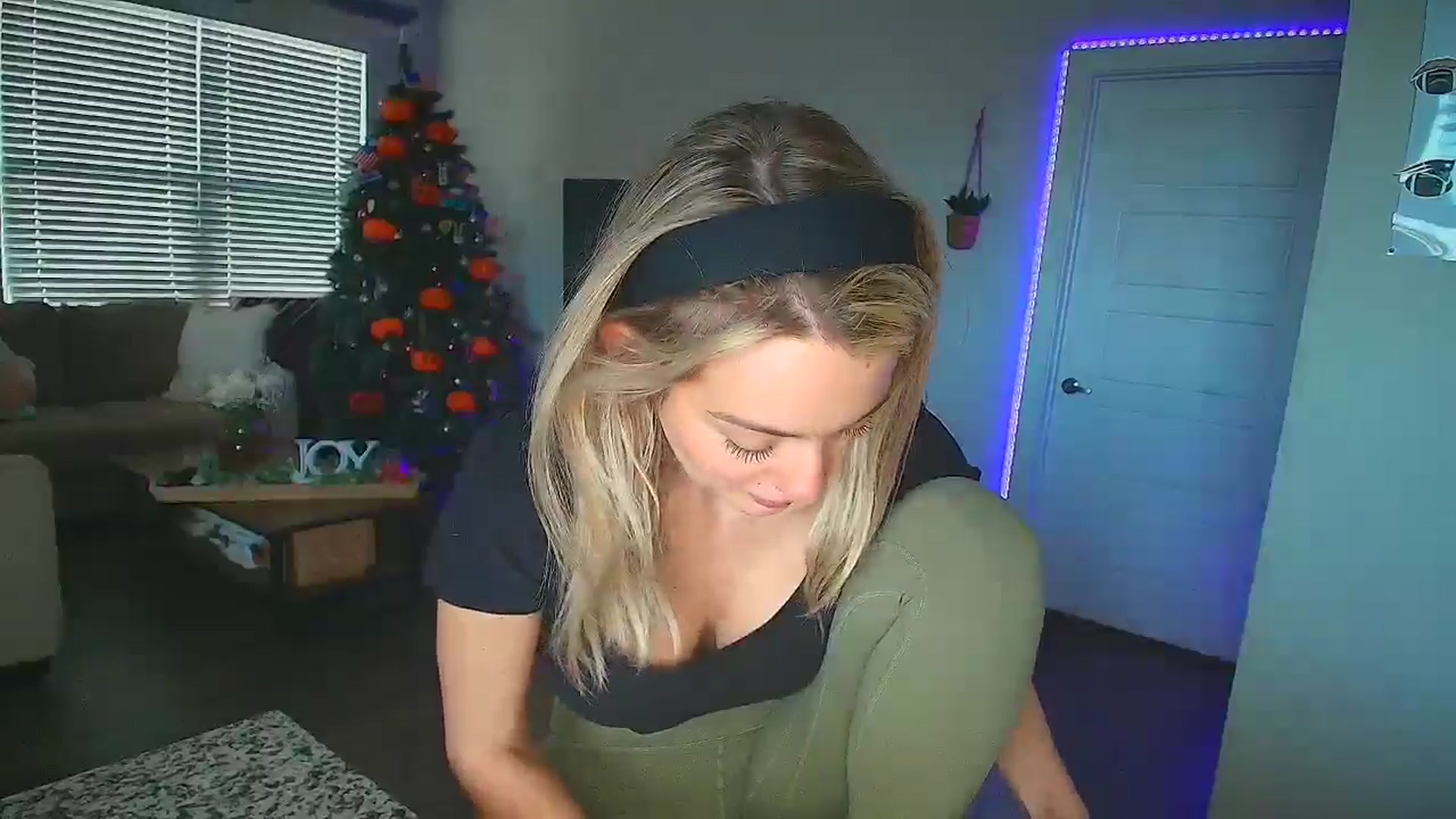 Gallery image thumbnail from Sammy_gray's myfreecams stream on, 10/17/2024, 22:42 image 16 of 20