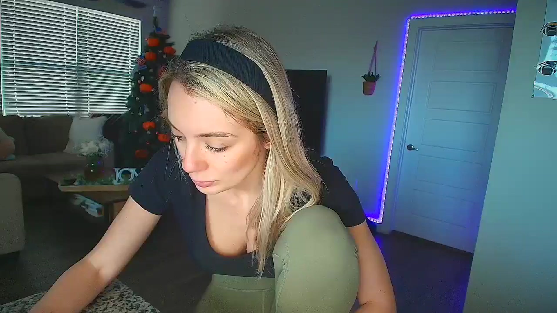 Gallery image thumbnail from Sammy_gray's myfreecams stream on, 10/17/2024, 22:42 image 13 of 20