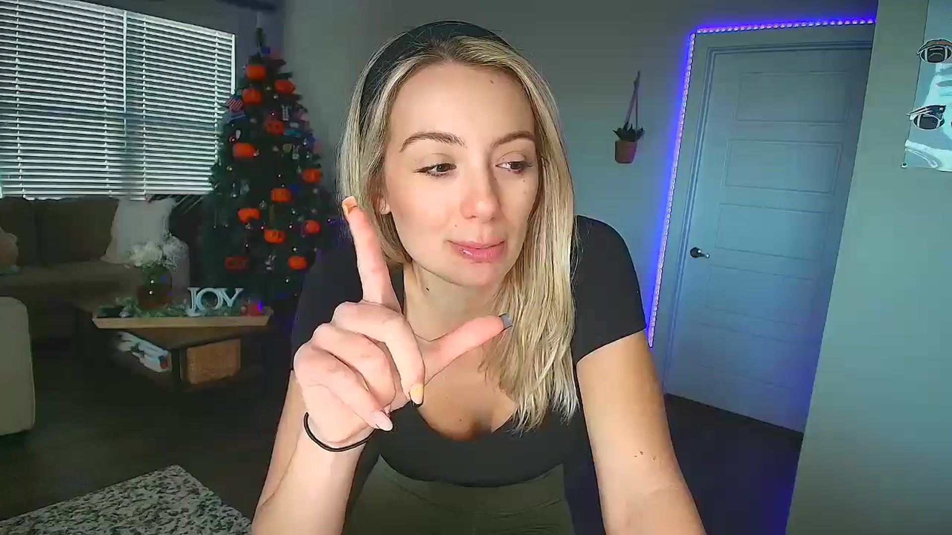 Gallery image thumbnail from Sammy_gray's myfreecams stream on, 10/18/2024, 24:01 image 6 of 20