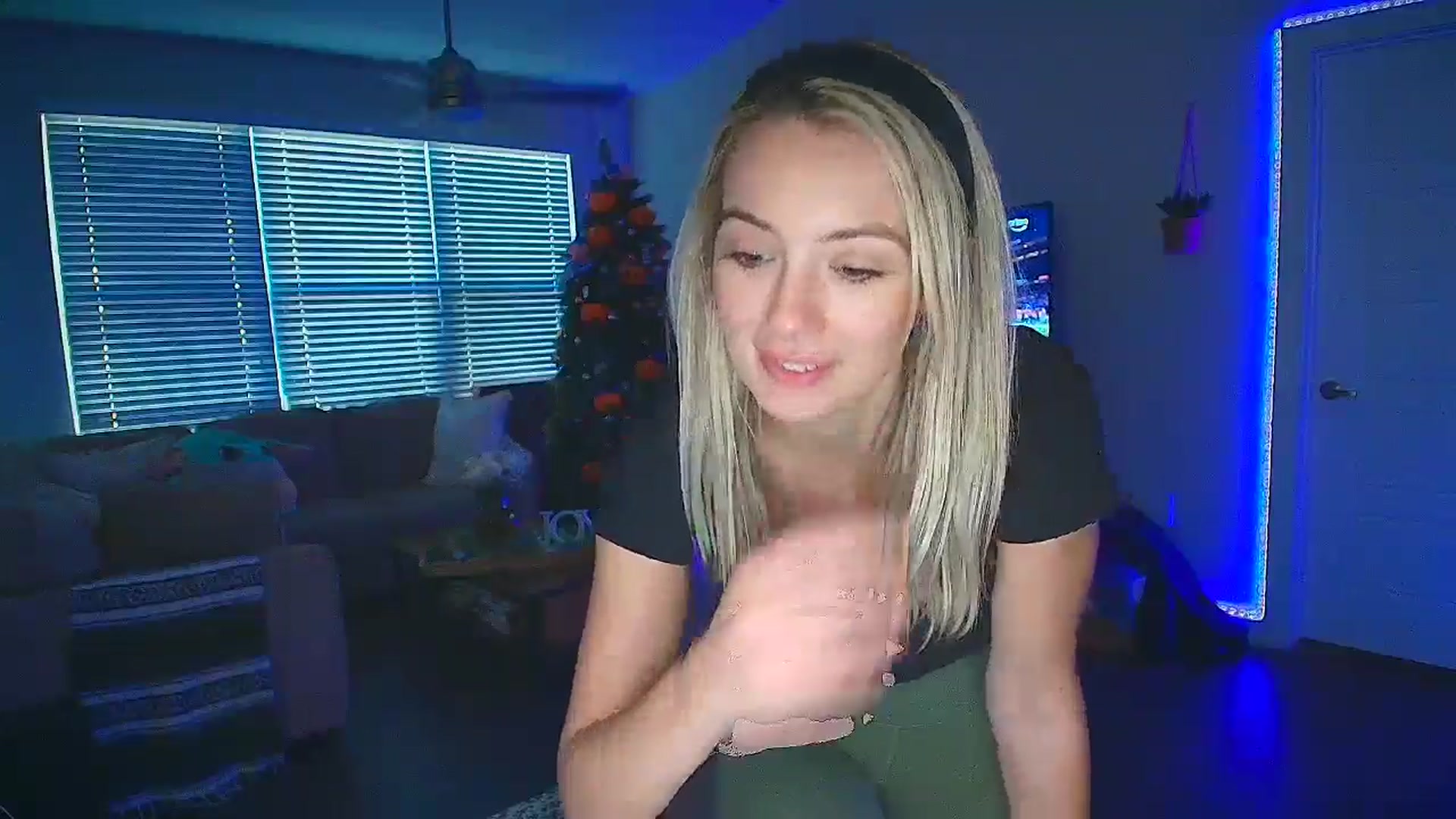Gallery image thumbnail from Sammy_gray's myfreecams stream on, 10/18/2024, 01:20 image 5 of 20