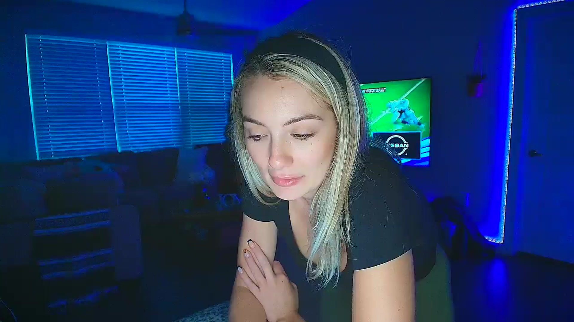 Gallery image thumbnail from Sammy_gray's myfreecams stream on, 10/18/2024, 01:20 image 10 of 20