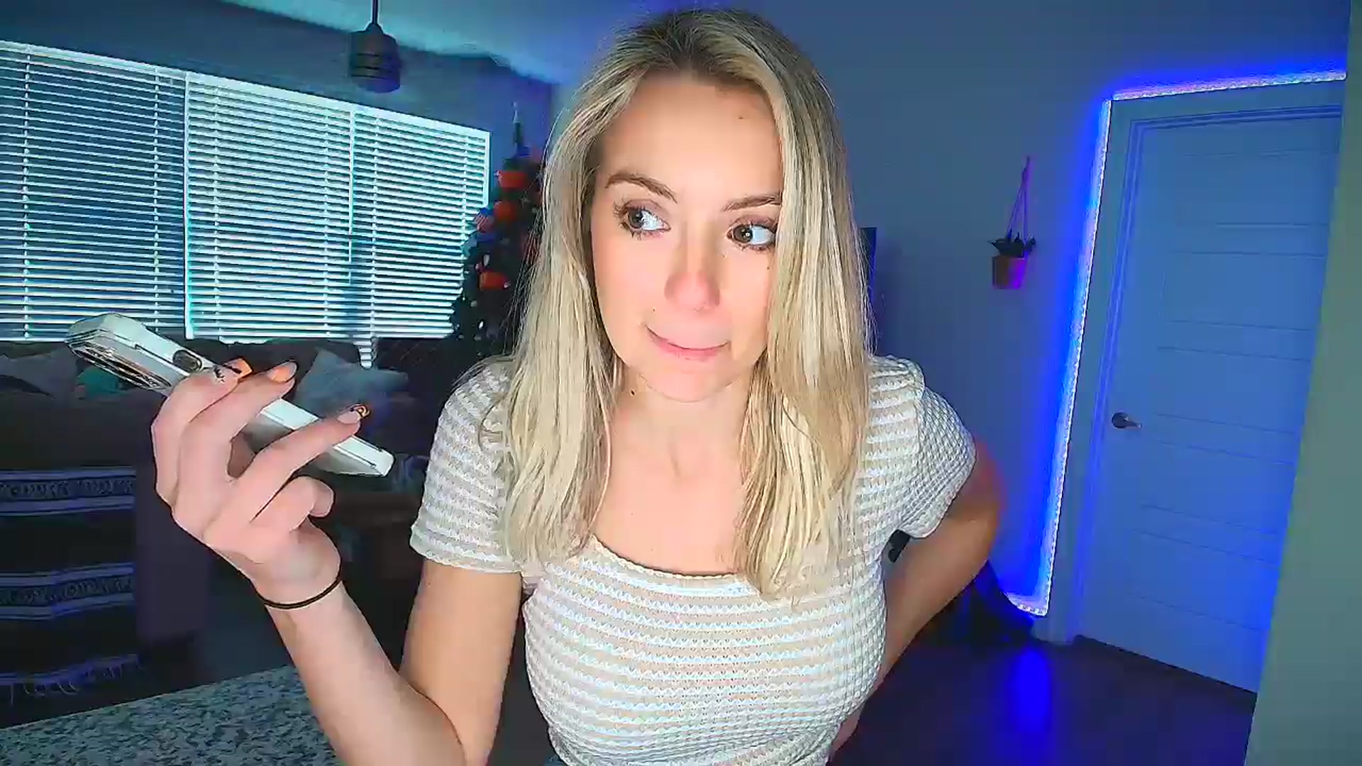 Gallery image thumbnail from Sammy_gray's myfreecams stream on, 10/18/2024, 23:32 image 7 of 20