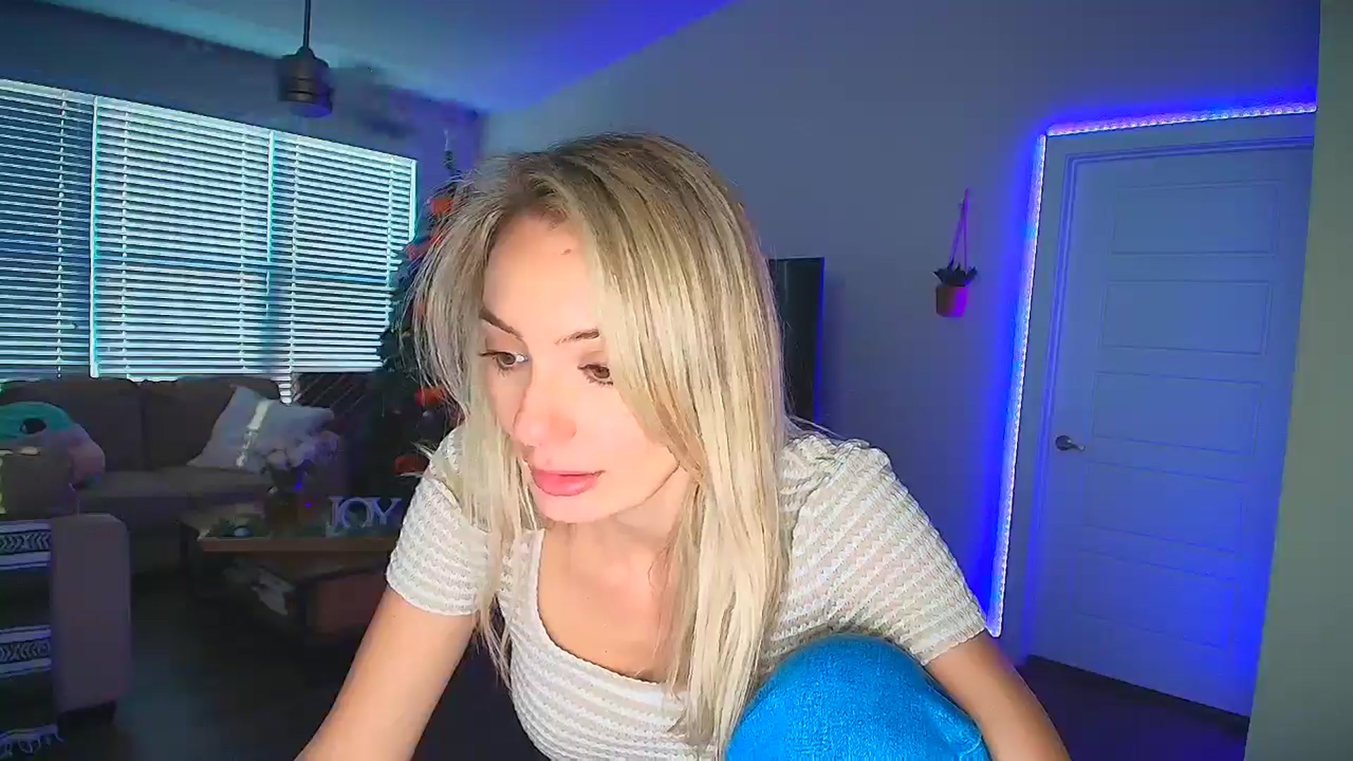 Gallery image thumbnail from Sammy_gray's myfreecams stream on, 10/19/2024, 24:16 image 8 of 20