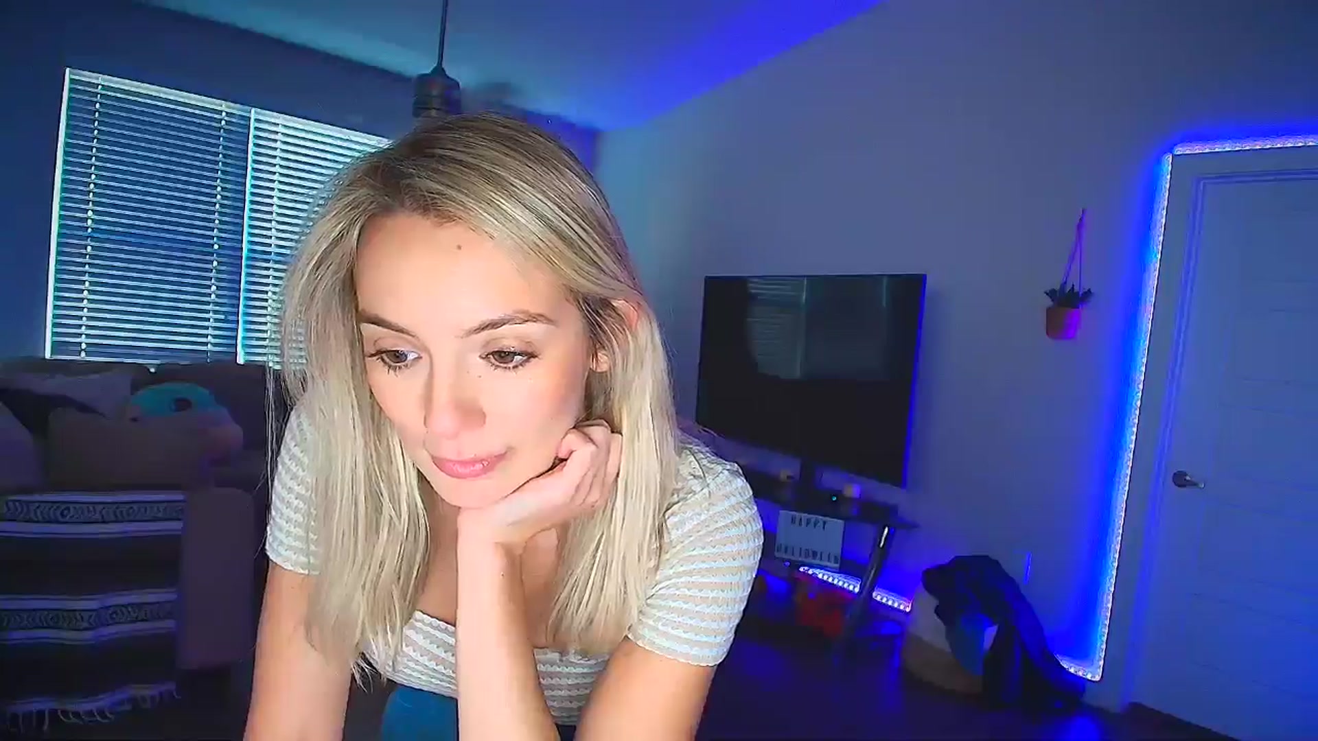 Gallery image thumbnail from Sammy_gray's myfreecams stream on, 10/19/2024, 24:16 image 19 of 20