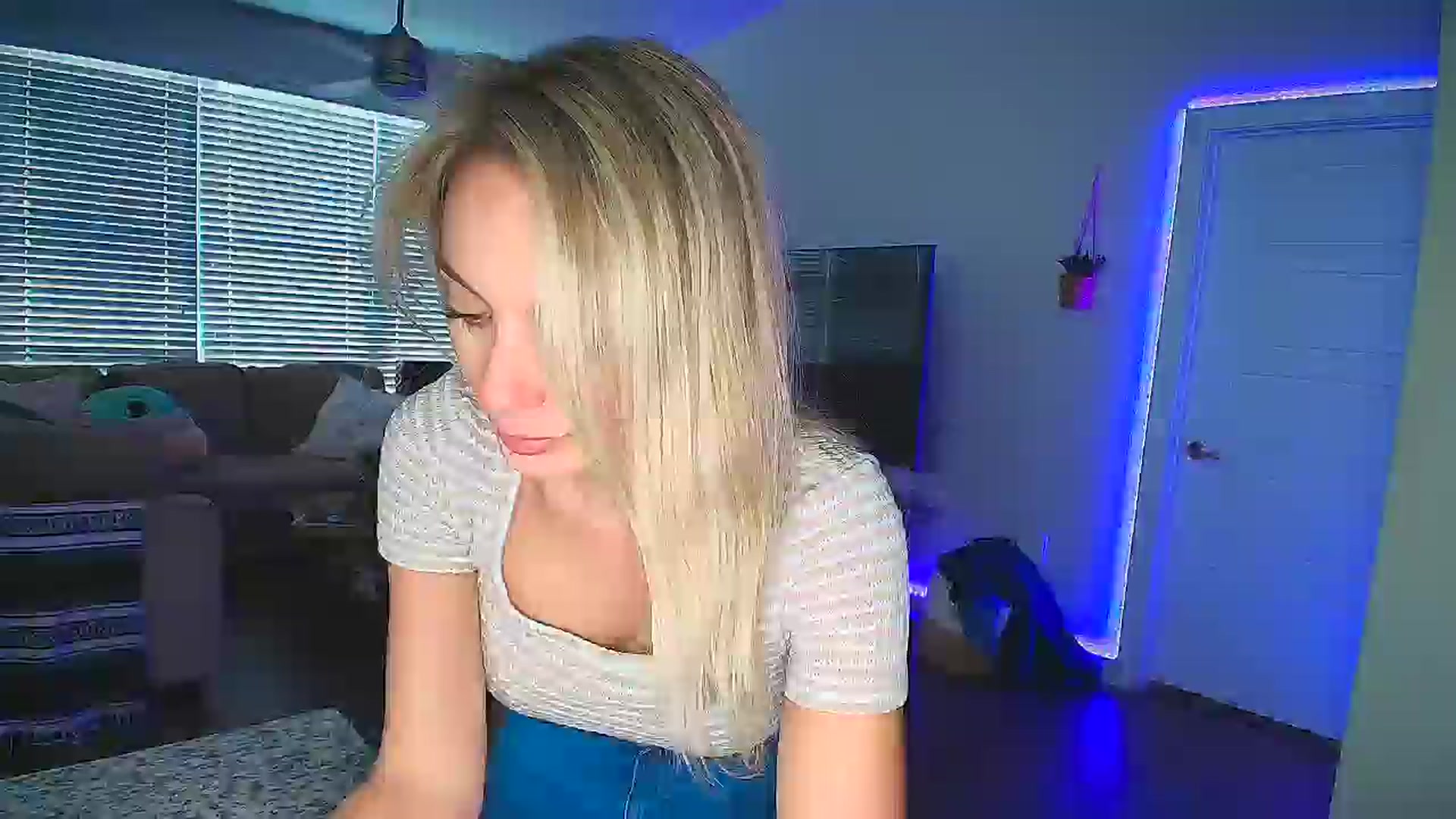 Gallery image thumbnail from Sammy_gray's myfreecams stream on, 10/19/2024, 24:16 image 3 of 20