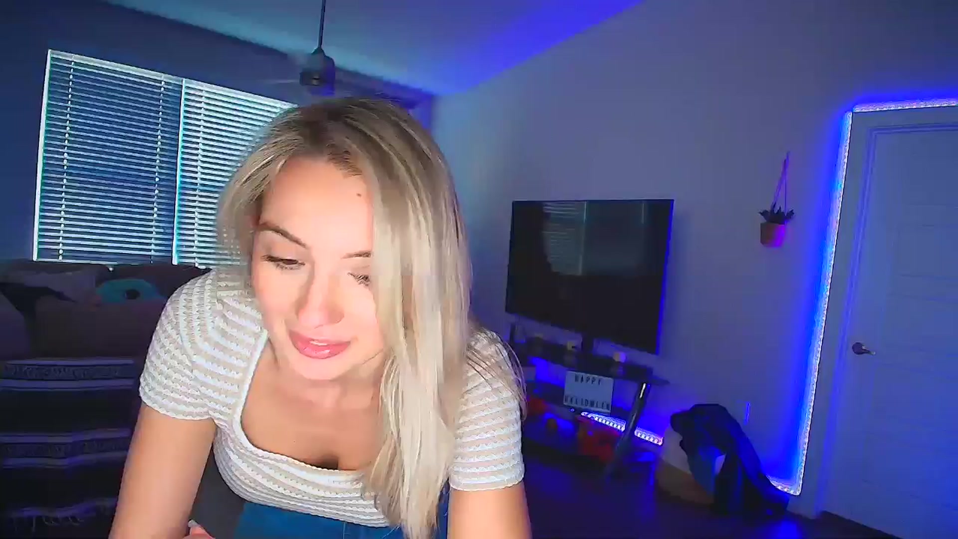 Gallery image thumbnail from Sammy_gray's myfreecams stream on, 10/19/2024, 24:16 image 18 of 20
