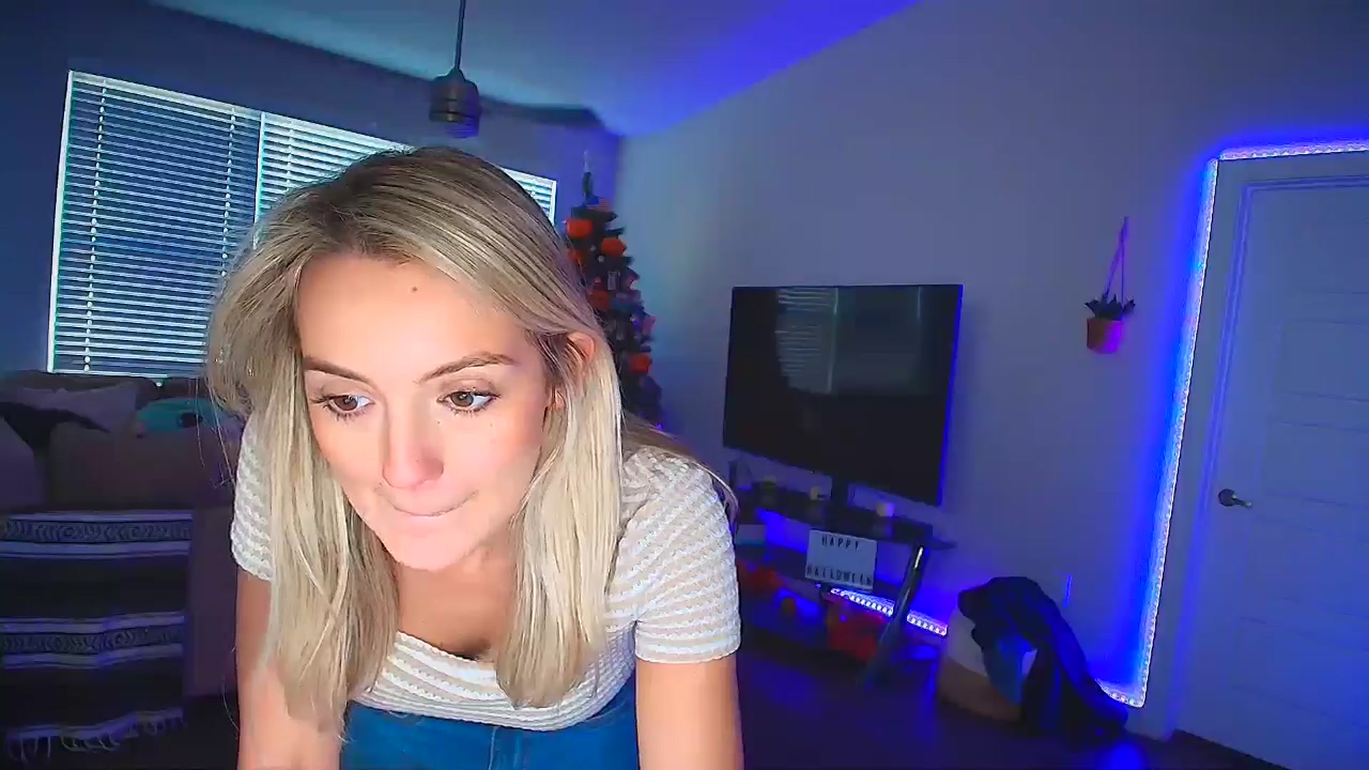 Gallery image thumbnail from Sammy_gray's myfreecams stream on, 10/19/2024, 24:16 image 17 of 20