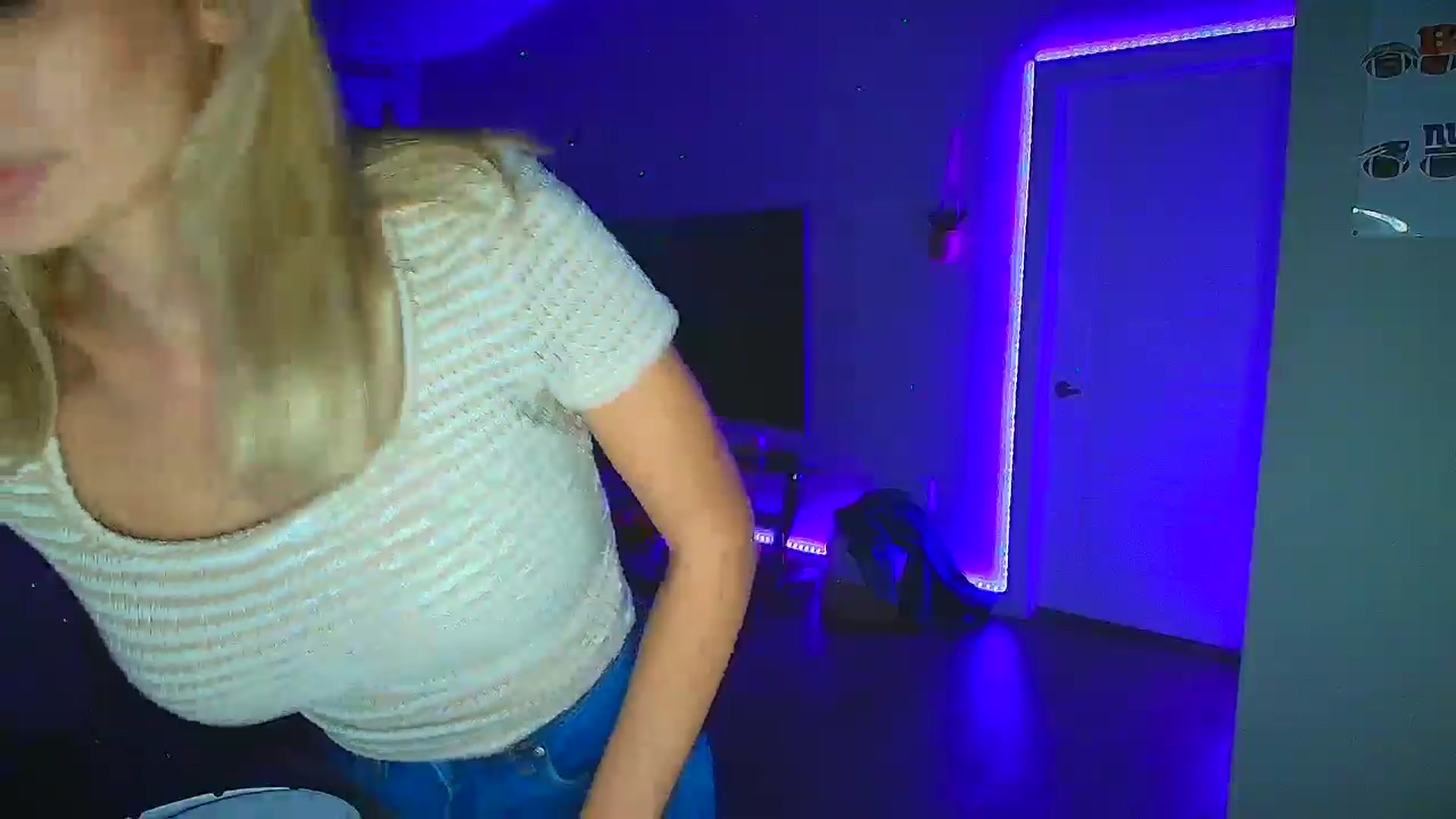 Gallery image thumbnail from Sammy_gray's myfreecams stream on, 10/19/2024, 02:58 image 12 of 20